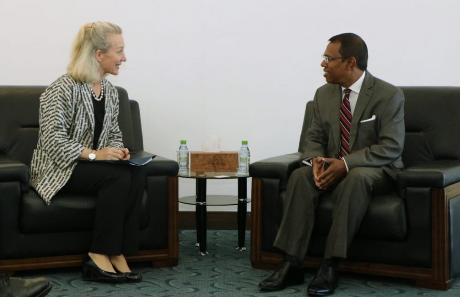 އެމެރިކާގެ ޑިޕްލޮމެޓް އެލިސް، ފޮރިން ސެކްރެޓްރީ ސަރީރާއި މިއަދު ބައްދަލުކުރައްވަނީ.--- ފޮޓޯ: ފޮރިން މިނިސްޓްރީ