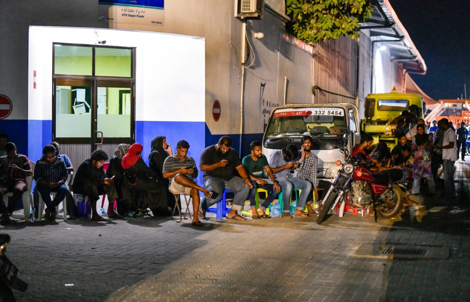 ހުޅުމާލެއިން ގޯތި ވިއްކަން ކުރީ ސަރުކާރުން ހުޅުވާލުމުން އާންމުން ރޭގަނޑު ކިއޫ ހަދައިގެން: ބޯހިޔާވަހިކަމުގެ މައްސަލަ ބޮޑު ---ފޮޓޯ: ހުސައިން ވަހީދު/މިހާރު