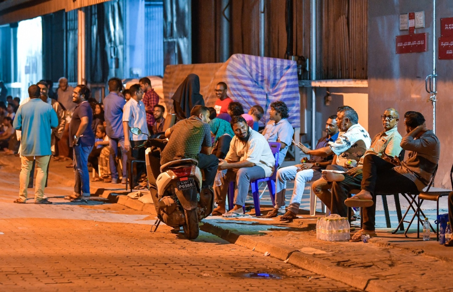 ހުޅުމާލެއިން ގޯތި ގަންނަން މާދަމާ ފޯމު ހުށަހަޅަން ބޭނުންވާ މީހުން ހައުސިން މިނިސްޓްރީ ކައިރީގައި މިރޭ ކިޔޫ ހަދަައިގެން.---ފޮޓޯ: ހުސައިން ވަހީދު/މިހާރު