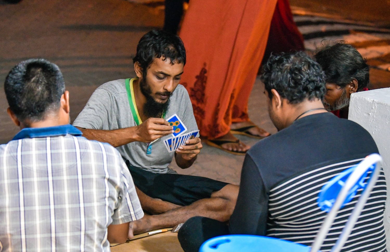 ގޯތި ގަންނަން ނަމްބަރުތައް ހޯދުމަށް ނިދި ނަގާލާފައި މަގުމަތީ ކިޔޫގައި!