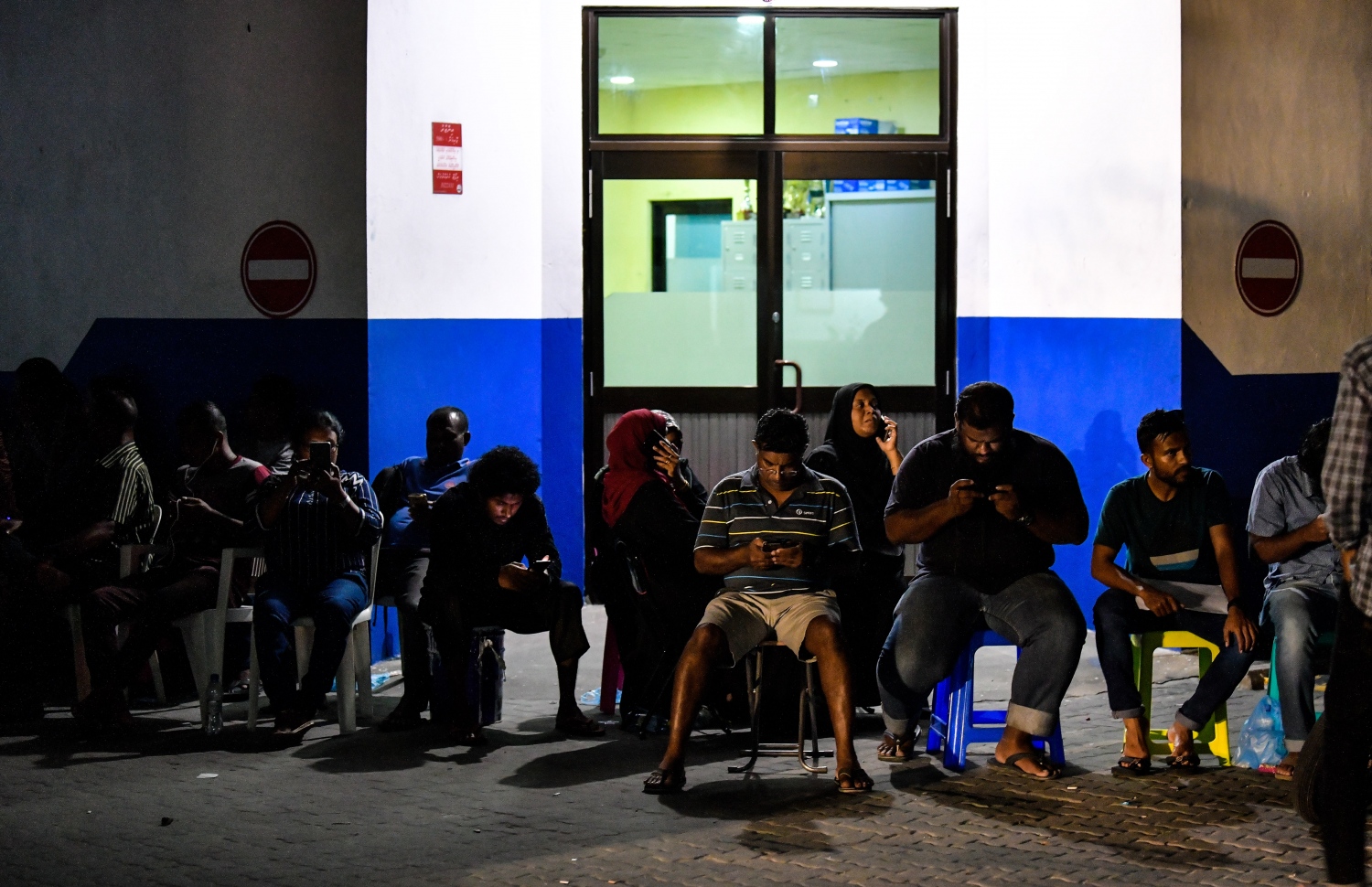 މާލެ: އޮކްޓޯބަރު 10، 2018: ހުޅުމާލޭގެ ދެ ވަނަ ފިޔަވަހިން 400 ގޯތި ގަންނަން ބޭނުންވާ މީހުންނަށް އެ ފުރުސަތު ހުޅުވާލުމާ އެކު، ހައުސިން މިނިސްޓްރީ ކައިރީގައި ދަމާލި ކިޔޫ ދިގުދެމިގެން އައިސް މިއަދު ދޫކުރި 500 ނަމްބަރު ހުސްވުމުން، މާދަމާ ދޫކުރާ 500 ނަމްބަރުގައި ލައްވާލާތޯ މިރޭގެ ނިދި ނަގާލުމަށްފަހު ގިނައަދަދެއްގެ މީހުން ހައުސިން މިނިސްޓްރީ ހުންނަ އިމާރާތާ ޖެހިގެން ހުންނަ އެސްޓީއޯ ގުދަންތައް ކައިރި މާދަމާގެ ކިޔޫގައި މަޑުކޮށްގެން،---ފޮޓޯ: ހުސައިން ވަހީދު/މިހާރު