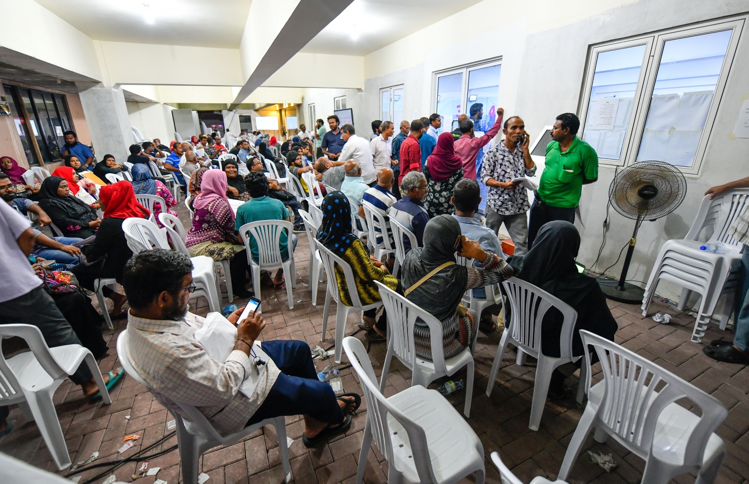 ހުޅުމާލެއިން ވިއްކާ ގޯތި ގަންނަން ދިޔަ ބަޔަކު ރޭ ހައުސިން މިނިސްޓްރީގައި.---ފޮޓޯ: ހުސައިން ވަހީދު/މިހާރު