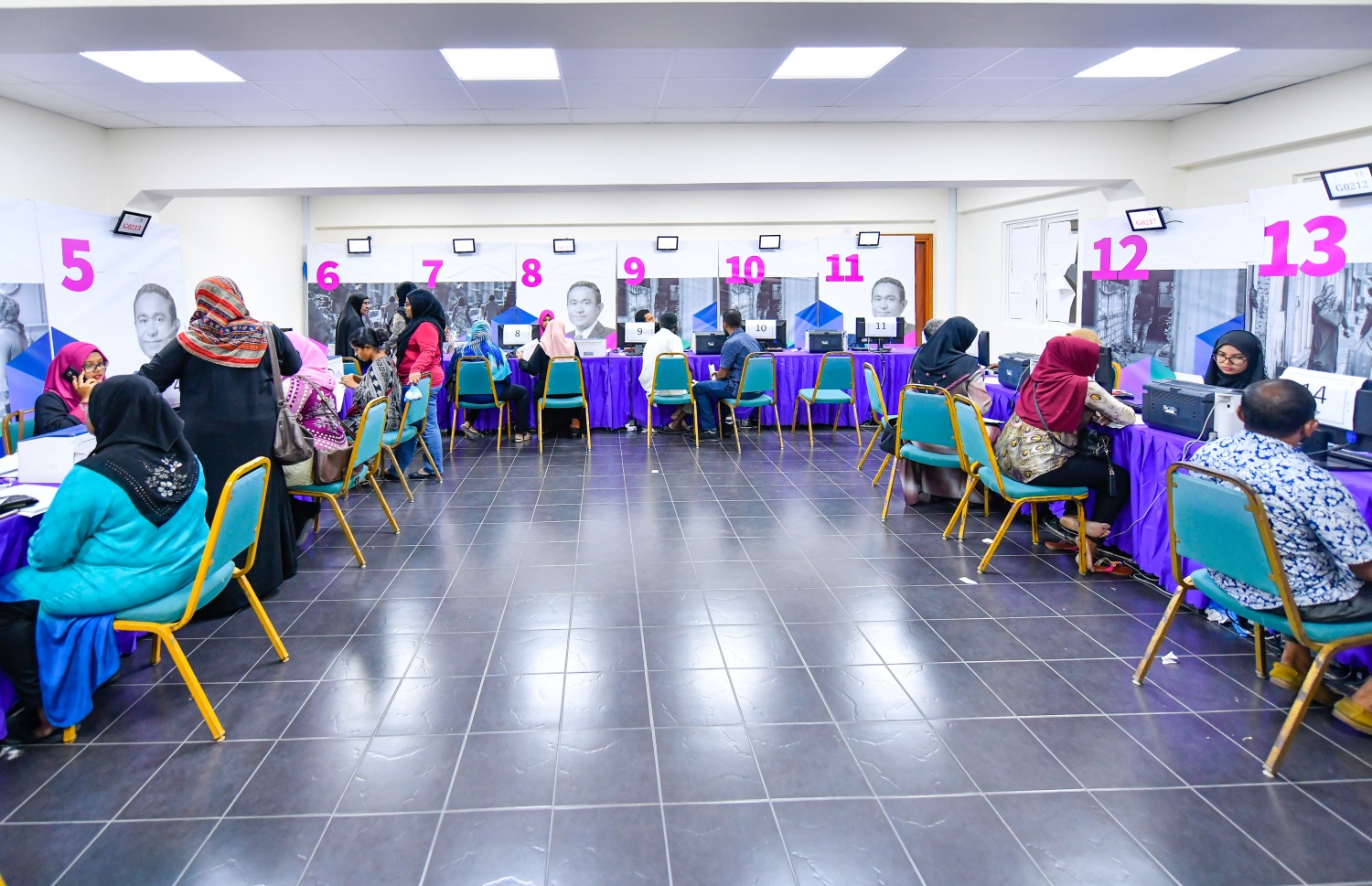 މާލެ: އޮކްޓޯބަރު 10، 2018: ހުޅުމާލޭގެ ދެ ވަނަ ފިޔަވަހިން 400 ގޯތި ގަންނަން ބޭނުންވާ މީހުންނަށް އެ ފުރުސަތު ހުޅުވާލުމާ އެކު، ހައުސިން މިނިސްޓްރީ ކައިރީގައި ދަމާލި ދިގު ކިޔޫގައި ބައިވެރިވެގެން މިއަދު ދޫކުރި 500 ނަމްބަރު ނެގި މީހުންގެ ތެރެއިން ބައެއް މީހުން ފޯމު ހަވާލުކުރަނީ،---ފޮޓޯ: ހުސައިން ވަހީދު/މިހާރު