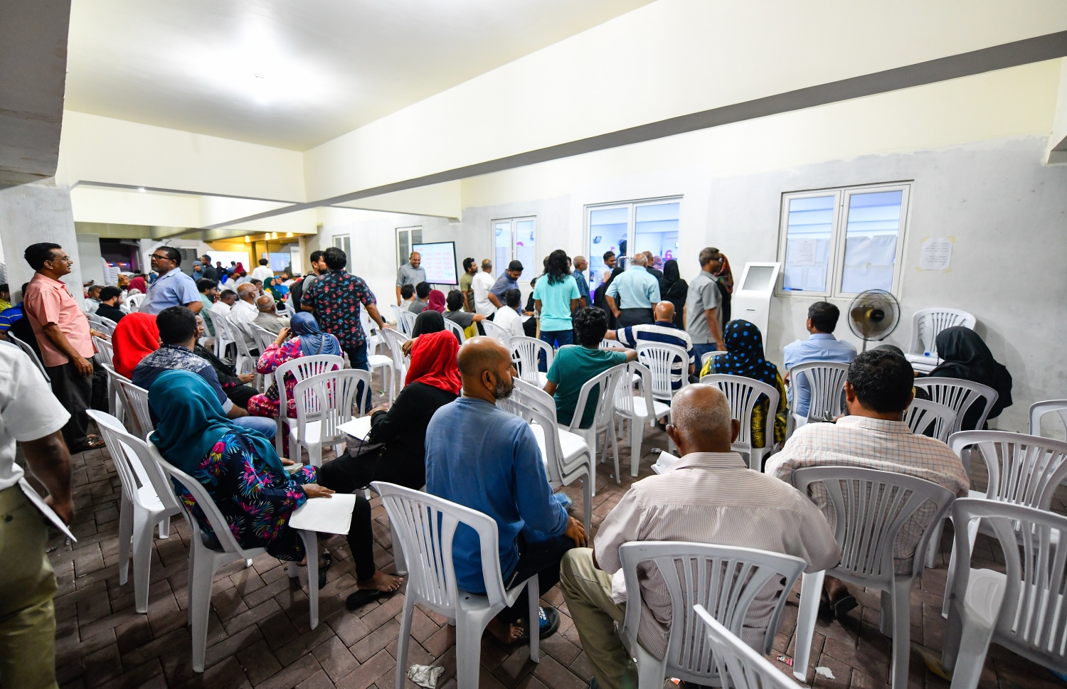 މާލެ: އޮކްޓޯބަރު 10، 2018: ހުޅުމާލޭގެ ދެ ވަނަ ފިޔަވަހިން 400 ގޯތި ގަންނަން ބޭނުންވާ މީހުންނަށް އެ ފުރުސަތު ހުޅުވާލުމާ އެކު، ހައުސިން މިނިސްޓްރީ ކައިރީގައި ދަމާލި ކިޔޫ ދިގުދެމިގެން އައިސް މިއަދު ދޫކުރި 500 ނަމްބަރު ހުސްވުމުން، މާދަމާ ދޫކުރާ 500 ނަމްބަރުގައި ލައްވާލާތޯ މިރޭގެ ނިދި ނަގާލުމަށްފަހު ގިނައަދަދެއްގެ މީހުން ހައުސިން މިނިސްޓްރީ ގޯތިތެރޭގައި، މާދަމާގެ ކިޔޫ ގައި މަޑުކޮށްލައިގެން،---ފޮޓޯ: ހުސައިން ވަހީދު/މިހާރު