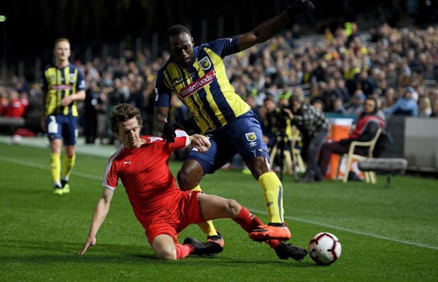 މެރިނާސްގެ މެޗެއްގެ ތެރެއިން ބޯލްޓް (ކ) ކުޅުންތެރިއަކު ކައިރިން ބޯޅަ ހިފައިގެންދަނީ.