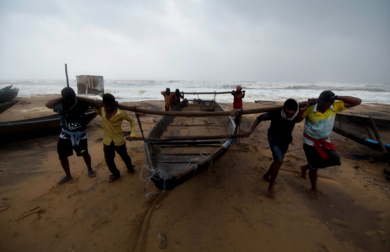 ތޫފާން އަރާތީ އިންޑިއާގެ އިރުމަތީގެ އޮޑިޝާގެ މަސްވެރިންތަކެއް މަސްވެރި އުޅަނދެއް އެއްގަން ކުރަނީ. --ފޮޓޯ:އޭއެފްޕީ