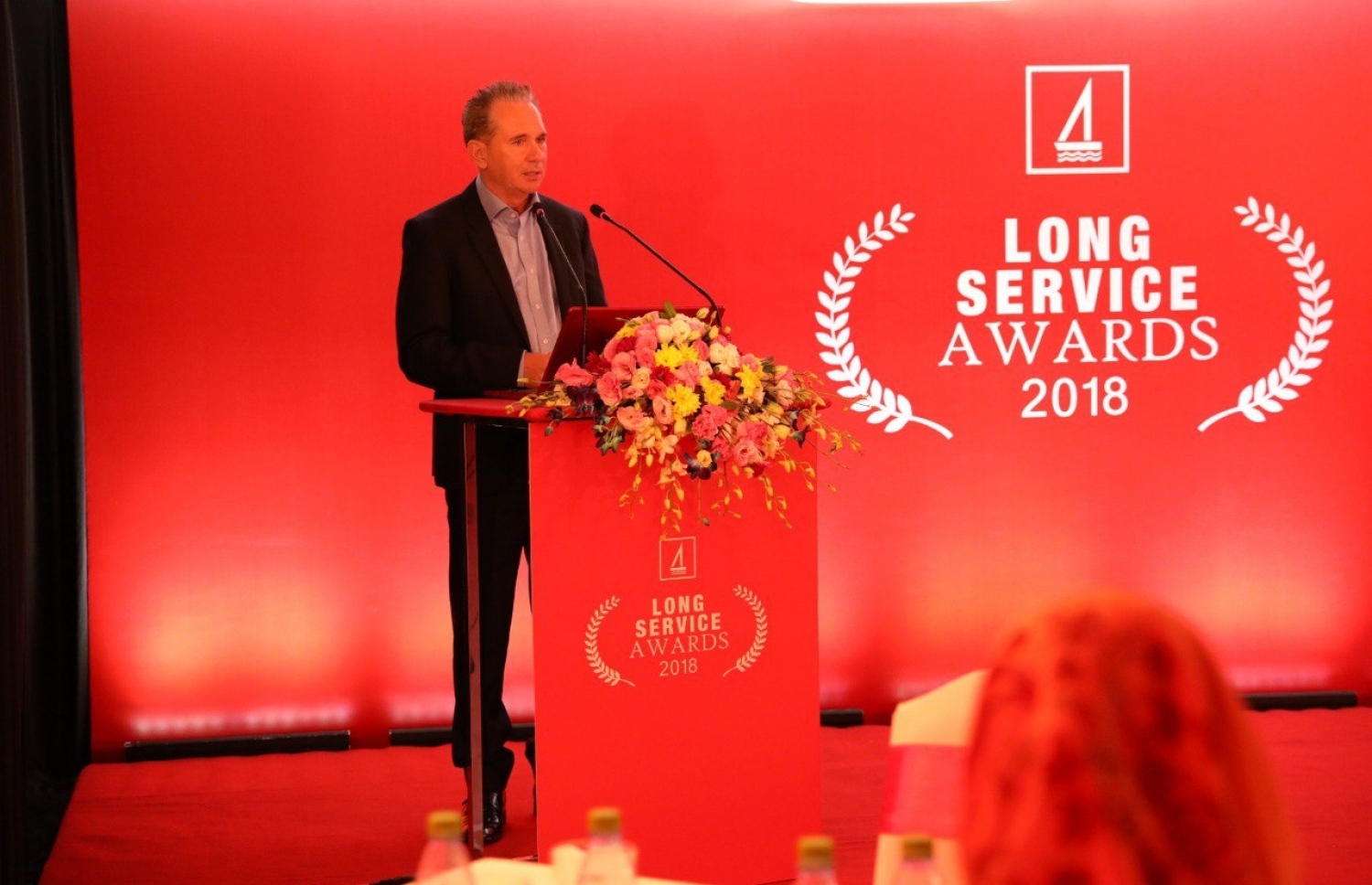 ބީއެމްއެލްއަށް ގިނަ ދުވަހު ހިދުމަތްކޮށްދިން ބޭފުޅުންނަށް އެ ކުންފުނީގެ ސީއީއޯ އެންޑްރޫ ހީލީ ވާހަކަ ދައްކަވަނީ -- ފޮޓޯ: ބީއެމްއެލް