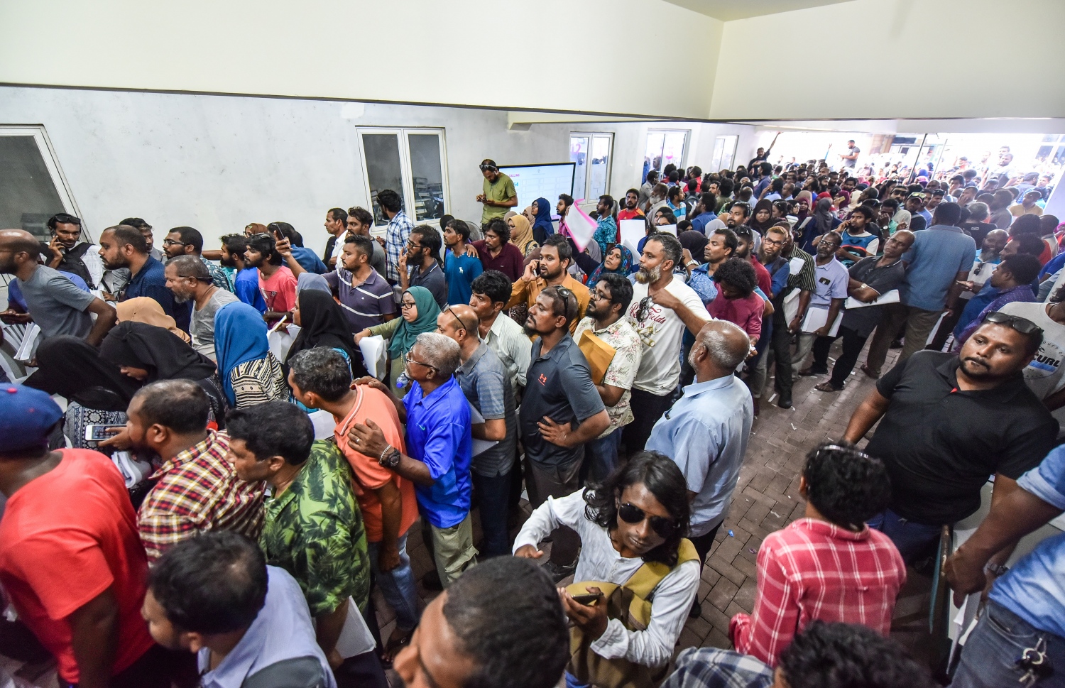 ފްލެޓު ފޯމު ހުށަހަޅަން މިނިސްޓްރީ ކައިރީގައި އެތައް ބަޔަކު ކިޔޫގައި. --ފޮޓޯ: ހުސެއިން ވަހީދު/މިހާރު