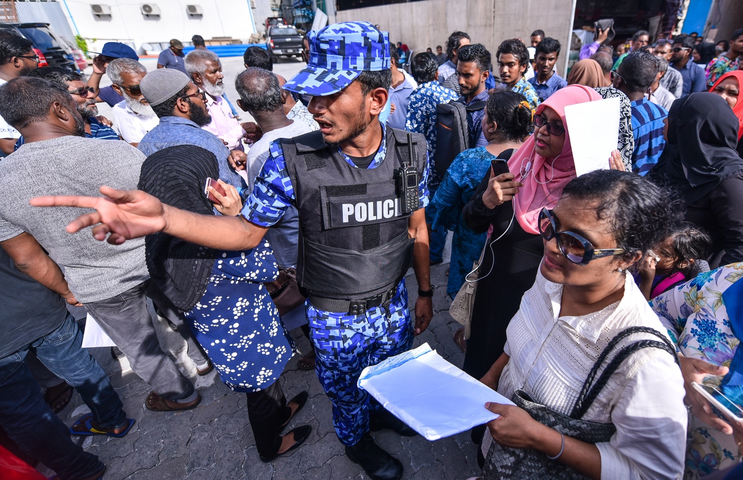 ފޯމު ހުށަހަޅަން ހައުސިން މިނިސްޓްރީ ދޮށުގައި ކިޔޫ ޖެހިގެން. --ފޮޓޯ: ހުސެއިން ވަހީދު/މިހާރު