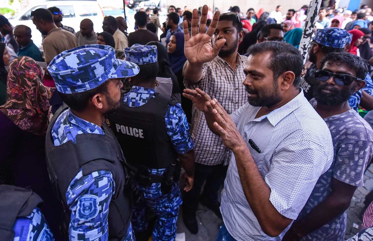 ފޯމު ބަލައިގަތުން މެދުކަނޑާލުމުން، ކިޔޫގައި ތިބި މީހުން ހިތްހަމަނުޖެހުންފާޅުކުރަނީ. --ފޮޓޯ: ހުސެއިން ވަހީދު/މިހާރު