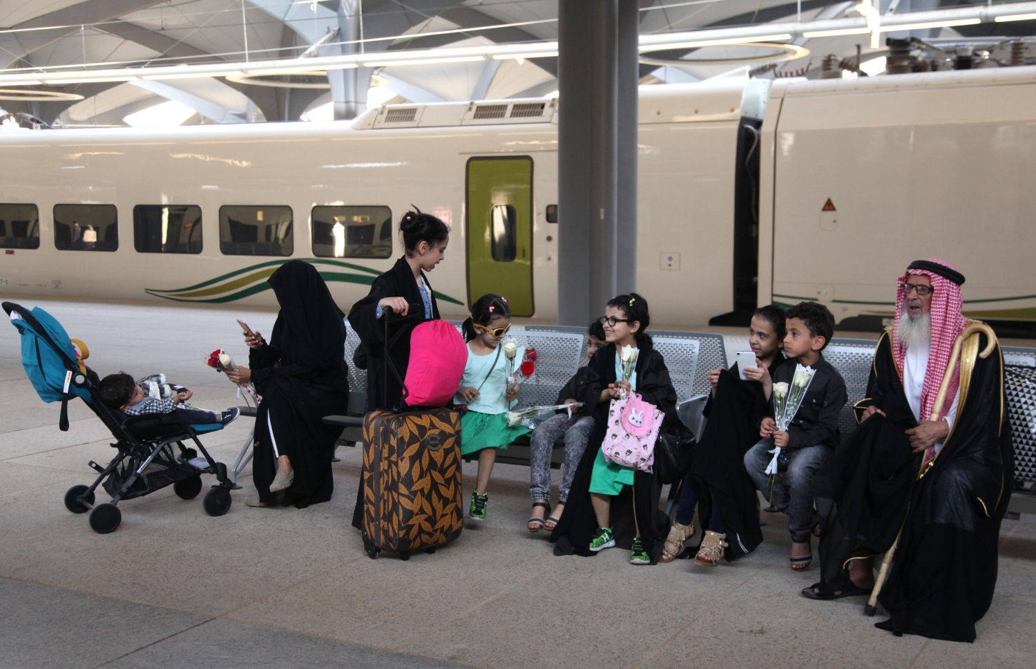 މައްކާގެ ރޭލް ސްޓޭޝަނުގައި ބަޔަކު މަޑުކޮށްލައިގެން. --ފޮޓޯ:އޭއެފްޕީ