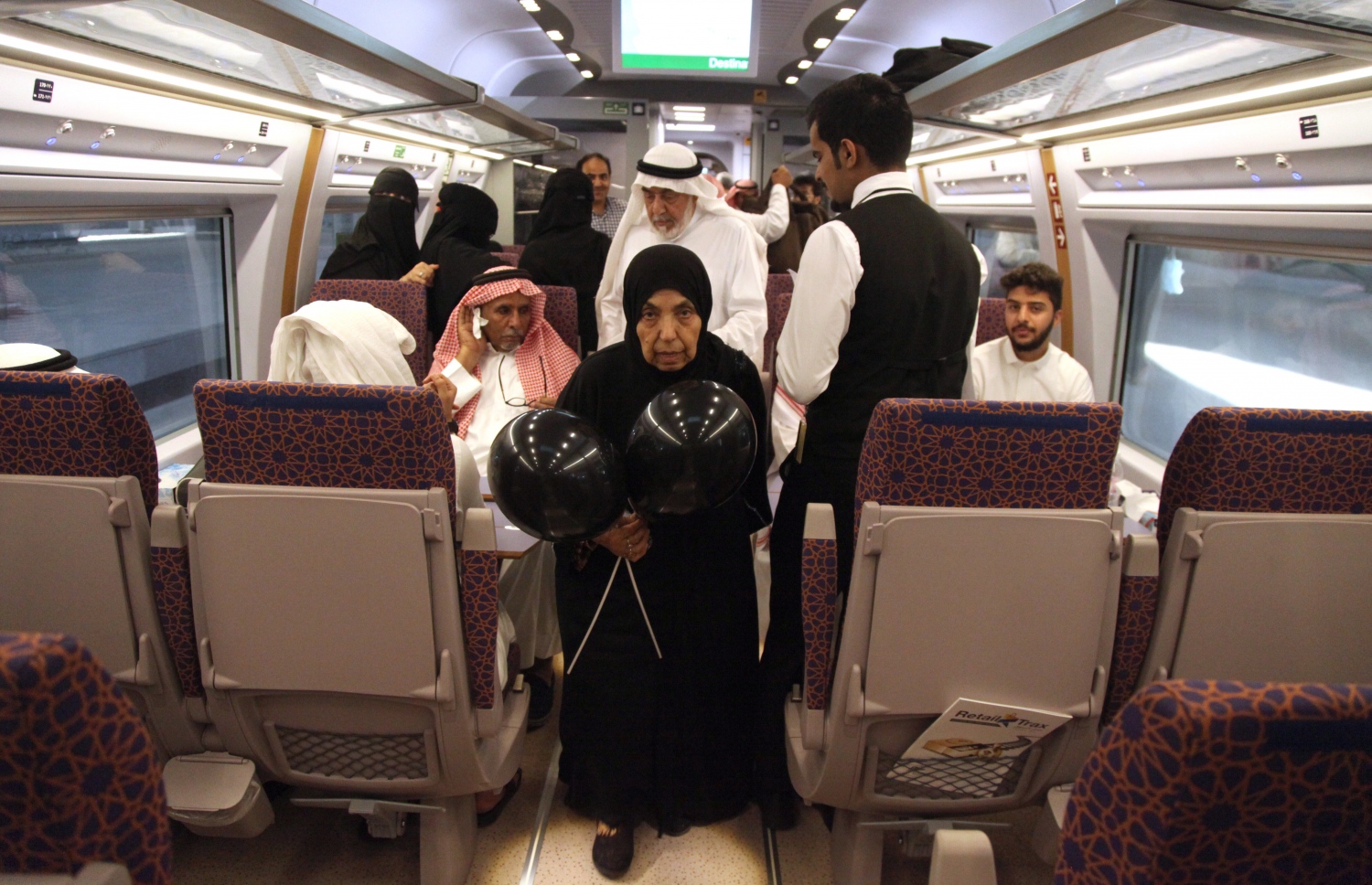 މައްކާގެ ރޭލް ސްޓޭޝަނުގެ ރޭލެއްގައި ޕަސިންޖަރުން ހަރަކާތްތެރި ވަނީ. --ފޮޓޯ:އޭއެފްޕީ