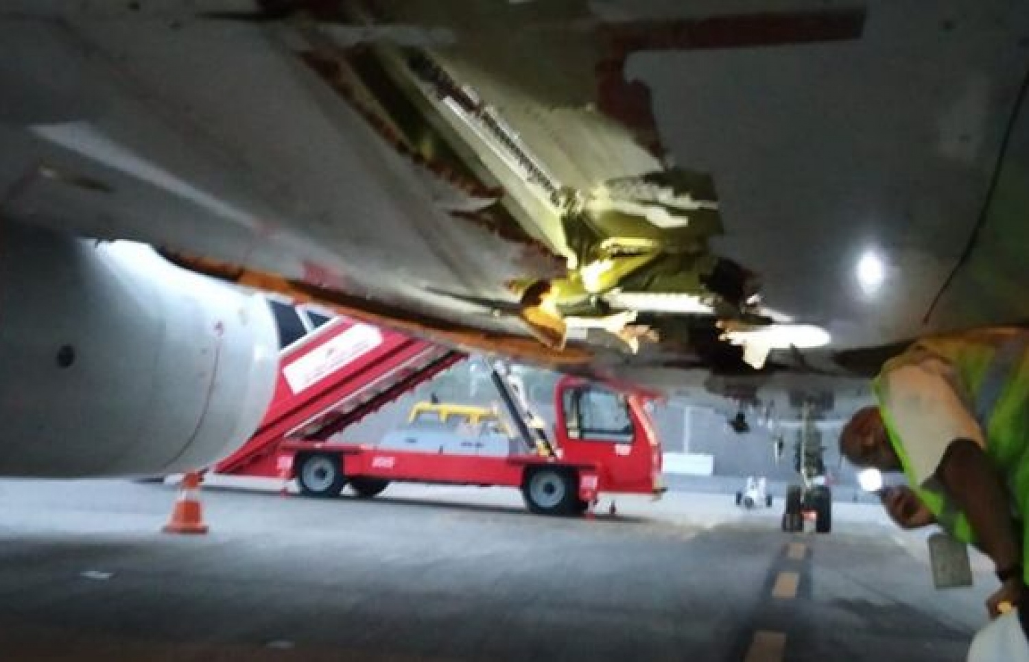 ފާރުގައި ޖެހުނު އެއާ އިންޑިއާގެ ބޯޓަށް ގެއްލުން ލިބިފައި. --ފޮޓޯ:އެއާ އިންޑިއާ