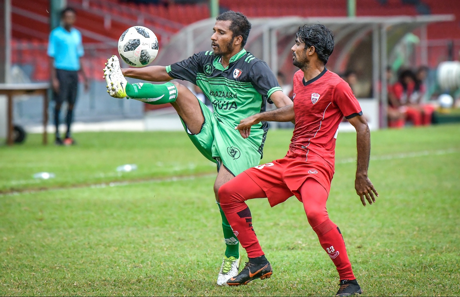 ޓީސީގެ ސައްޓު (ކ) ކައިރިން ތިމަރަފުށީގެ ސިއާދު ބޯޅަ ކޮންޓްރޯލްކުރަނީ. -- ފޮޓޯ: ނިޝާން އަލީ/ މިހާރު