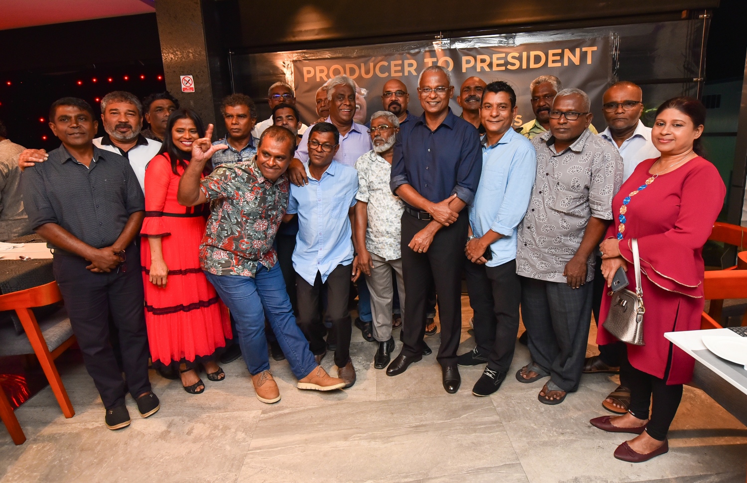 މާލެ: އޮކްޓޫބަރު 13، 2018- ޓީވީއެމްގެ ކުރީގެ މުވައްޒަފުންގެ ޖަމިއްޔާ އެލުމްނައިގެ ފަރާތުން އިންތިހާބީ ރައީސް އަދި ޓީވީއެމްގެ ކުރީގެ ޕްރޮޑިއުސަރު އިބްރާހިމް މުހައްމަދު ސޯލިހަށް މަރުހަބާ ދެންނެވުމުގެ ގޮތުން މާގިރި ހޮޓަލުގައި ބޭއްވި އެލުމްނައި ނައިޓްގައި، އެ ޖަމިއްޔާގެ ބައެއް މެމްބަރުންނާ އެކު އިބޫ ފޮޓޯއަކަށް ހުއްޓިވަޑައިގެން.---ފޮޓޯ: ހުސައިން ވަހީދު/މިހާރު