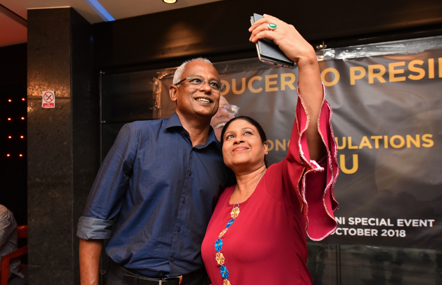 މާލެ: އޮކްޓޫބަރު 13، 2018- ޓީވީއެމްގެ ކުރީގެ މުވައްޒަފުންގެ ޖަމިއްޔާގެ ފަރާތުން އިންތިހާބީ ރައީސް އަދި ޓީވީއެމްގެ ކުރީގެ ޕްރޮޑިއުސަރު އިބްރާހިމް މުހައްމަދު ސޯލިހަށް މަރުހަބާ ދެންނެވުމުގެ ގޮތުން މާގިރި ހޮޓަލުގައި ބޭއްވި އެލުމްނައި ނައިޓްގައި، އެ ޖަމިއްޔާގެ މެމްބަރަކާ އެކު އިބޫ ސެލްފީއެއް ނަންގަވަނީ.---ފޮޓޯ: ހުސައިން ވަހީދު/މިހާރު