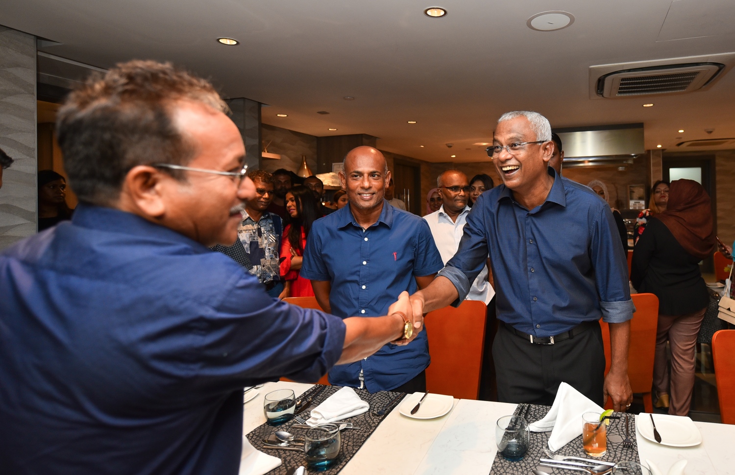 މާލެ: އޮކްޓޫބަރު 13، 2018- ޓީވީއެމްގެ ކުރީގެ މުވައްޒަފުންގެ ޖަމިއްޔާގެ ފަރާތުން އިންތިހާބީ ރައީސް އަދި ޓީވީއެމްގެ ކުރީގެ ޕްރޮޑިއުސަރު އިބްރާހިމް މުހައްމަދު ސޯލިހަށް މަރުހަބާ ދެންނެވުމަށް މާގިރި ހޮޓަލުގައި ބޭއްވި އެލުމްނައި ނައިޓްގައި އެ ޖަމިއްޔާގެ މެމްބަރު އަދި ރާއްޖެއިން ސިންގަޕޫރަށް ކަނޑައަޅާފައި ހުންނަވާ ސަފީރު ހަމްދޫން ހަމީދާ ސަލާމް ކުރައްވަނީ---ފޮޓޯ: ހުސައިން ވަހީދު/މިހާރު