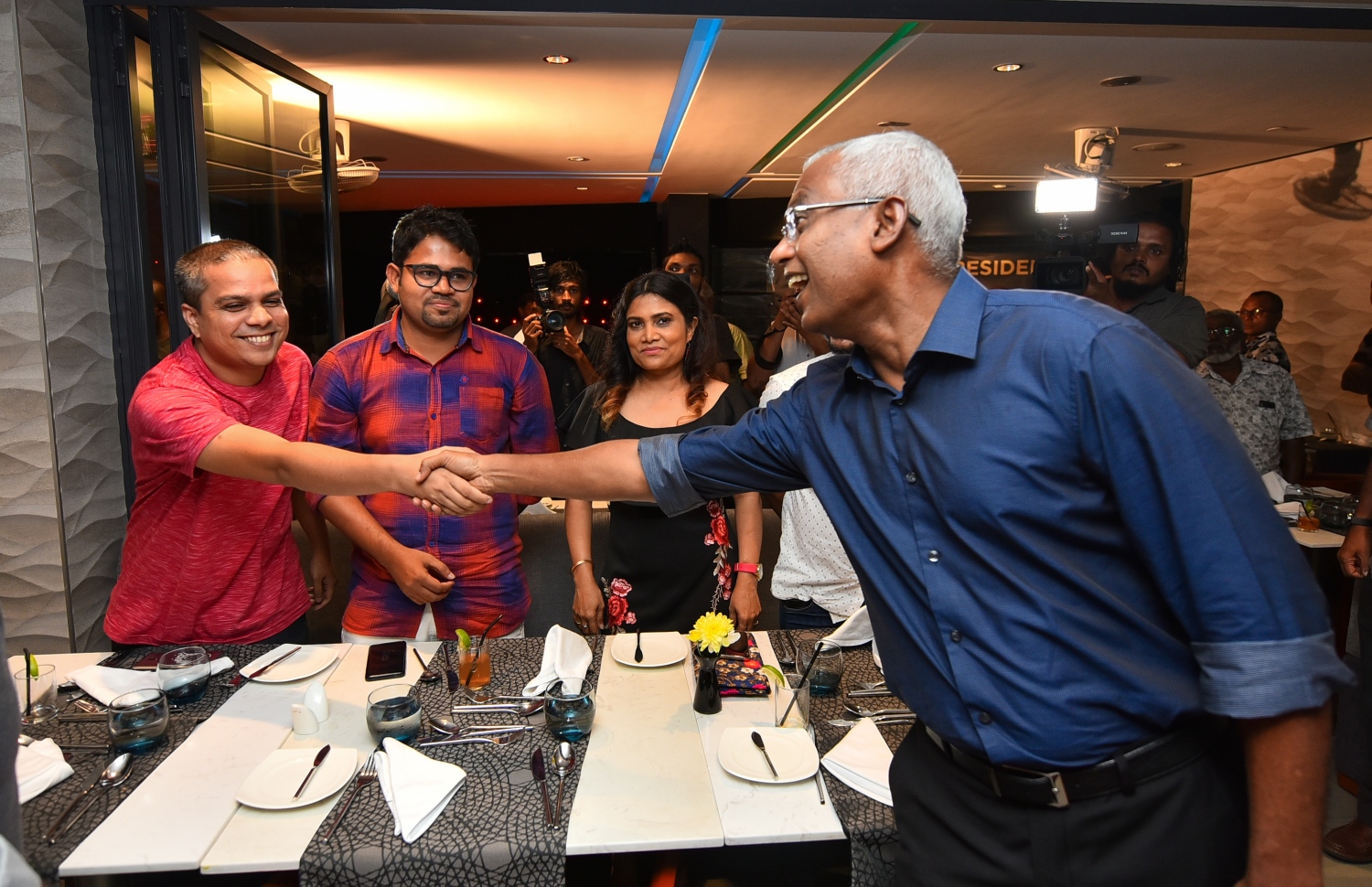 މާލެ: އޮކްޓޫބަރު 13، 2018- ޓީވީއެމްގެ ކުރީގެ މުވައްޒަފުންގެ ޖަމިއްޔާގެ ފަރާތުން އިންތިހާބީ ރައީސް އަދި ޓީވީއެމްގެ ކުރީގެ ޕްރޮޑިއުސަރު އިބްރާހިމް މުހައްމަދު ސޯލިހަށް މަރުހަބާ ދެންނެވުމަށް މާގިރި ހޮޓަލުގައި ބޭއްވި އެލުމްނައި ނައިޓްގައި އެ ޖަމިއްޔާގެ ބައެއް މެމްބަރުންނާ އިބޫ ސަލާމް ކުރައްވަނީ،---ފޮޓޯ: ހުސައިން ވަހީދު/މިހާރު