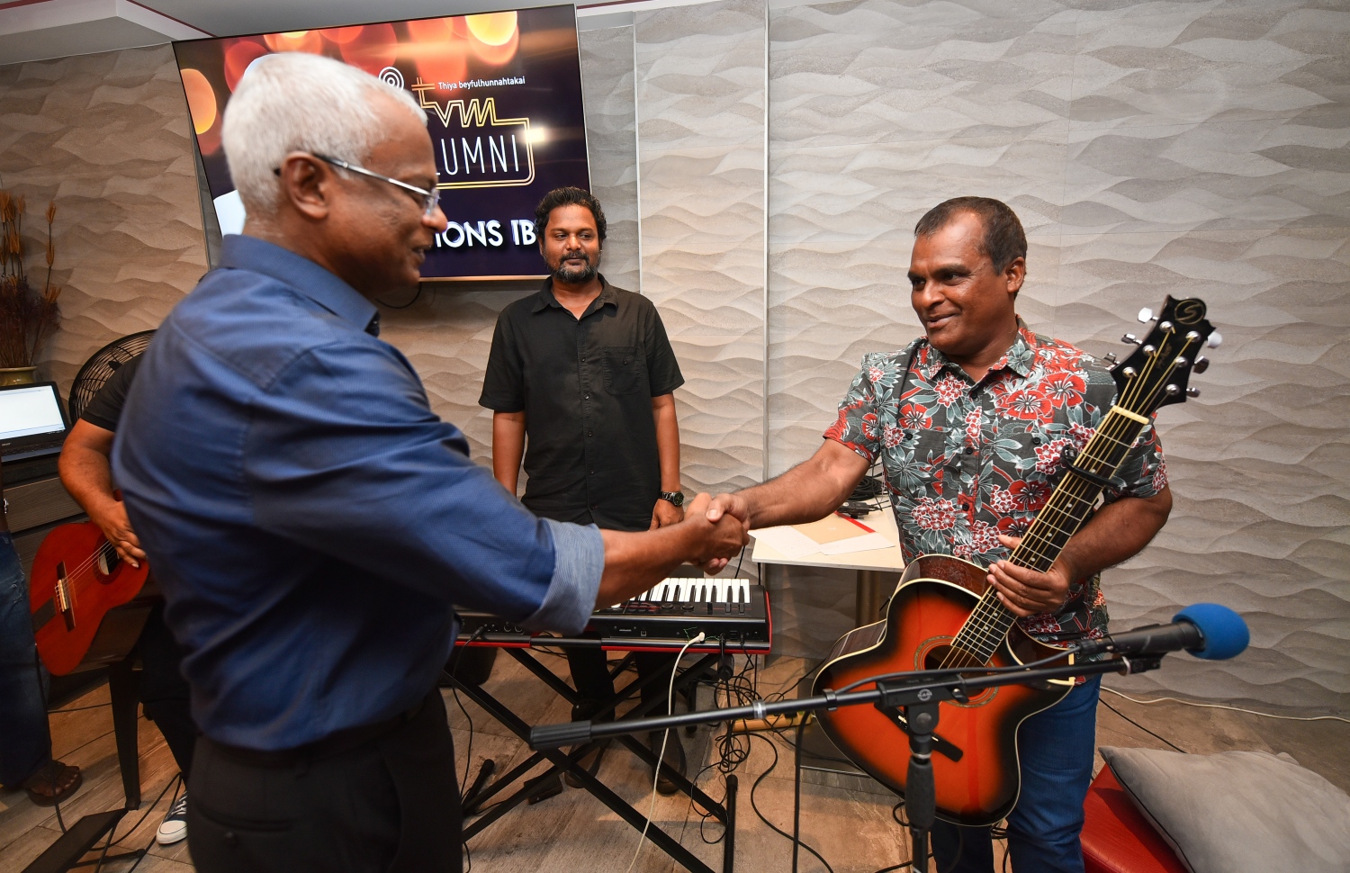 މާލެ: އޮކްޓޫބަރު 13، 2018- ޓީވީއެމްގެ ކުރީގެ މުވައްޒަފުންގެ ޖަމިއްޔާގެ ފަރާތުން އިންތިހާބީ ރައީސް އަދި ޓީވީއެމްގެ ކުރީގެ ޕްރޮޑިއުސަރު އިބްރާހިމް މުހައްމަދު ސޯލިހަށް މަރުހަބާ ދެންނެވުމުގެ ގޮތުން މާގިރި ހޮޓަލުގައި ބޭއްވި އެލުމްނައި ނައިޓްގައި ލަވަކިޔުންތެރިޔާ އުމަރު ޒާހިރު، އިބޫއާ ސަލާމް ކުރައްވަނީ،---ފޮޓޯ: ހުސައިން ވަހީދު/މިހާރު