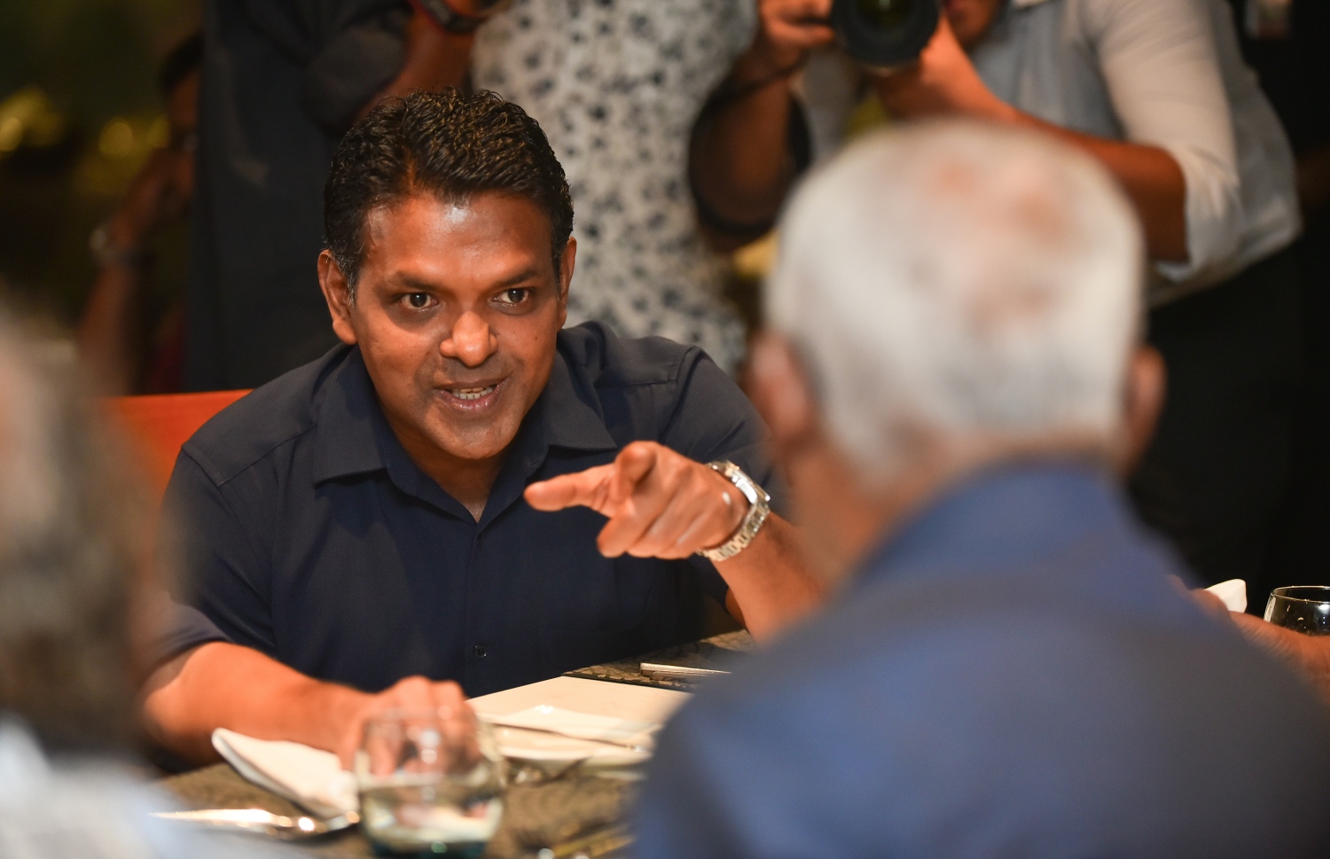 މާލެ: އޮކްޓޫބަރު 13، 2018- ޓީވީއެމްގެ ކުރީގެ މުވައްޒަފުންގެ ޖަމިއްޔާގެ ފަރާތުން އިންތިހާބީ ރައީސް އަދި ޓީވީއެމްގެ ކުރީގެ ޕްރޮޑިއުސަރު އިބްރާހިމް މުހައްމަދު ސޯލިހަށް މަރުހަބާ ދެންނެވުމުގެ ގޮތުން މާގިރި ހޮޓަލުގައި ބޭއްވި އެލުމްނައި ނައިޓްގައި އެޖަމިއްޔާގެ މެމްބަރު އަދި ކުޅުދުއްފުށީ ދެކުނު ދާއިރާގެ މެމްބަރު މުހައްމަދު ނަޝީދު އިބޫ އަށް އިޝާރާތް ކުރައްވައި ވާހަކަ ދައްކަވަނީ،---ފޮޓޯ: ހުސައިން ވަހީދު/މިހާރު