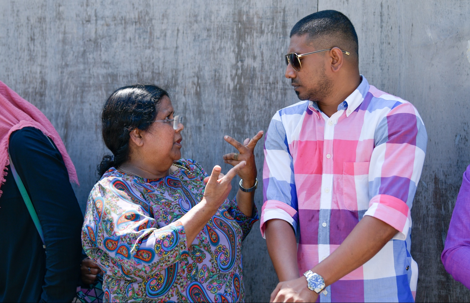 ގަލޮޅު ދެކުނު ދާއިރާގެ މެމްބަރު އަހްމަދު މަހްލޫފާއި މާފަންނު އުތުރު ދާއިރާގެ މެމްބަރު އަސްމާ ރަޝީދު، ޝަރީއަތުގެ އަޑު އެހުމަށް ވެންނެވުމަށް ނަން ނޯޓު ކުރައްވަން ސުޕްރީމް ކޯޓު ކައިރީގައި. --ފޮޓޯ: އަލީ ނިޝާން/މިހާރު