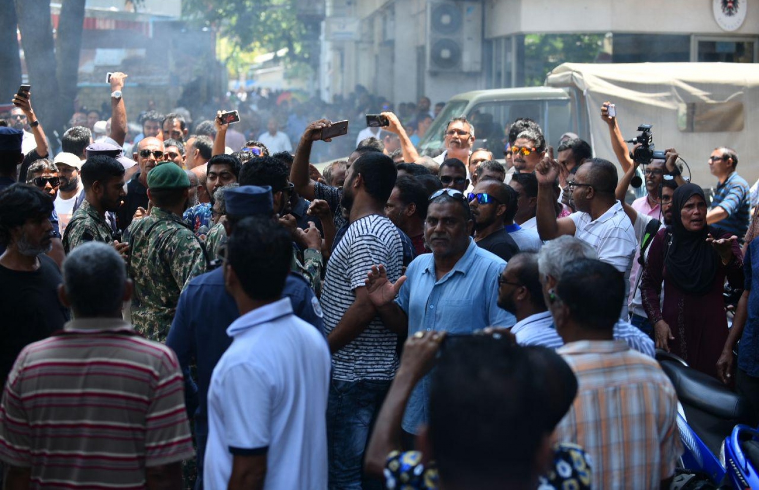 މާލެ: އޮކްޓޯބަރު 14، 2018: ސުޕްރީމް ކޯޓު ސަރަހައްދަށް އެއްވެފައި ތިބި މީހުން ނުރުހުން ފާޅުކުރަނީ.---ފޮޓޯ: އަހުމަދު ނިޝާތު/މިހާރު