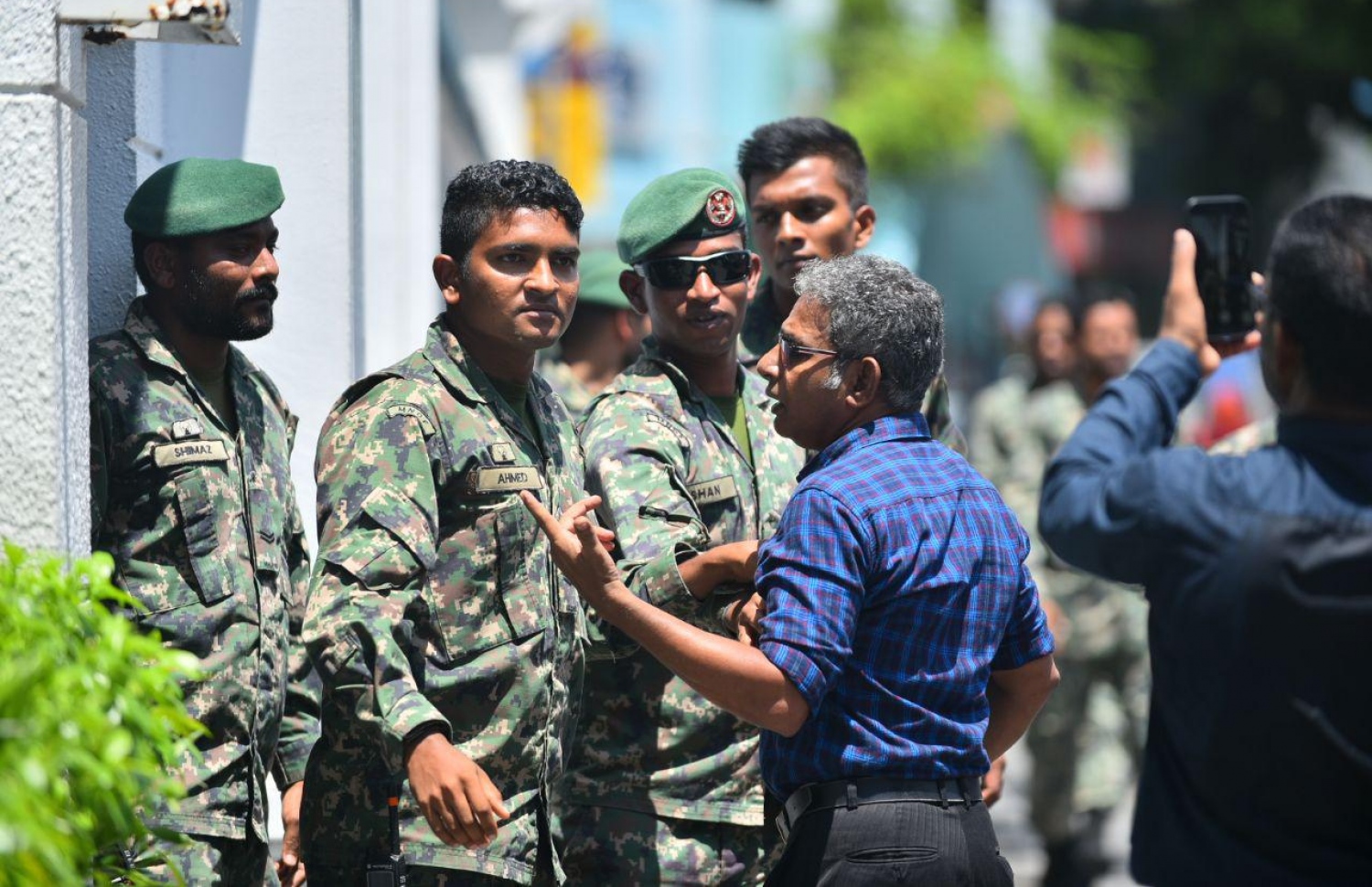 މާލެ: އޮކްޓޯބަރު 14، 2018: ސުޕްރީމް ކޯޓުގެ ހުޅަނގު ކަންމަތިން ކުރިމަތީގައި ހުންނަ ޔުނިވާސަލްގެ އިމާރާތުގެ ގޯޅިގަނޑަށް އެއްވެފައި ތިބި މީހުން ފަހަތަށް ޖެއްސުމަށް އެސްއޯ ފުލުހުންނާއި ސިފައިން ހަރަކާތްތެރިވަނީ.---ފޮޓޯ: އަހުމަދު ނިޝާތު/މިހާރު