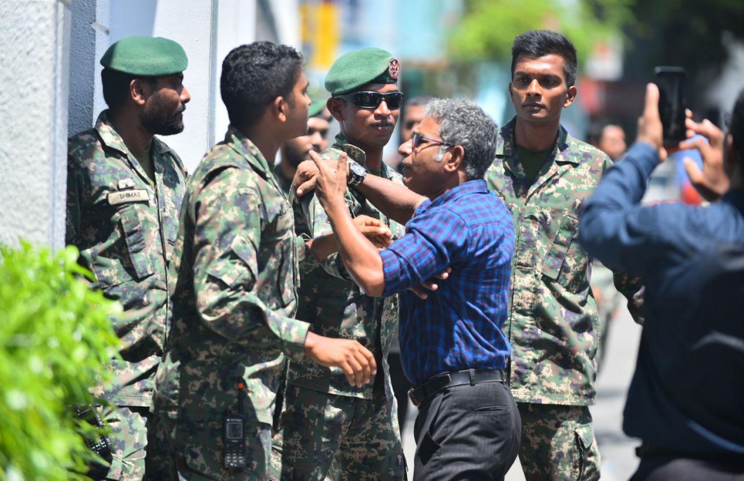 މާލެ: އޮކްޓޯބަރު 14، 2018: ސުޕްރީމް ކޯޓު ސަރަހައްދަށް އެއްވެފައި ތިބި މީހުން ފަހަތަށް ޖެއްސުމަށް އެސްއޯ ފުލުހުންނާއި ސިފައިން ހަރަކާތްތެރިވަނީ.---ފޮޓޯ: އަހުމަދު ނިޝާތު/މިހާރު