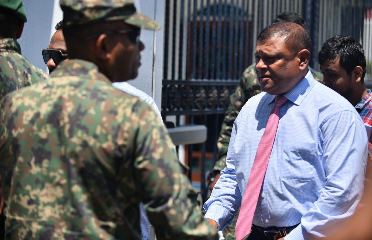 މާލެ: އޮކްޓޯބަރު 14، 2018: ސުޕްރީމް ކޯޓު ސަރަހައްދަށް އެއްވެފައި ތިބި މީހުން ފަހަތަށް ޖެއްސުމަށް އެސްއޯ ފުލުހުންނާއި ސިފައިން ހަރަކާތްތެރިވަނީ.---ފޮޓޯ: އަހުމަދު ނިޝާތު/މިހާރު