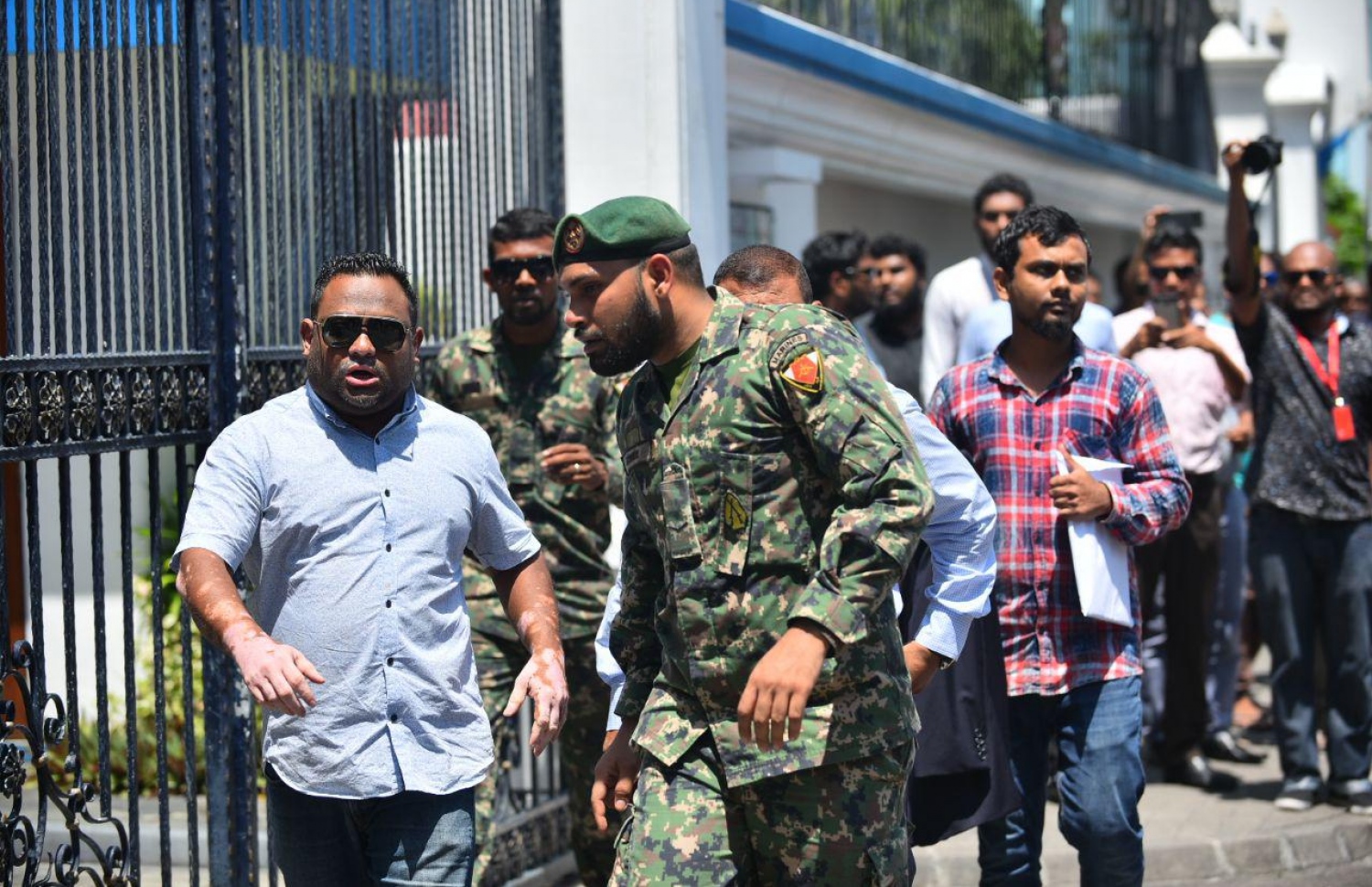 މާލެ: އޮކްޓޯބަރު 14، 2018: ސުޕްރީމް ކޯޓު ސަރަހައްދަށް އެއްވެފައި ތިބި މީހުން ފަހަތަށް ޖެއްސުމަށް އެސްއޯ ފުލުހުންނާއި ސިފައިން ހަރަކާތްތެރިވަނީ.---ފޮޓޯ: އަހުމަދު ނިޝާތު/މިހާރު