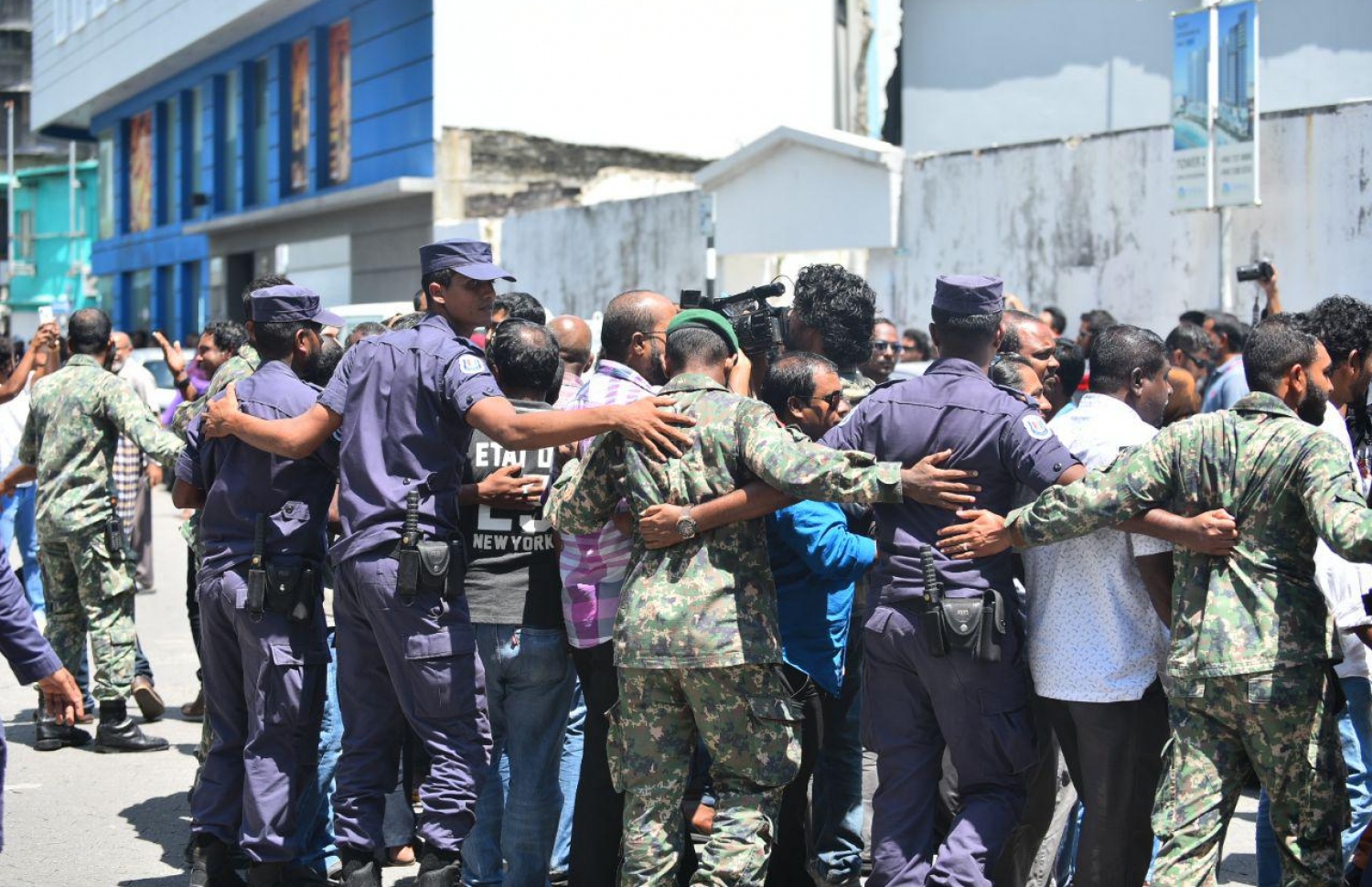 މާލެ: އޮކްޓޯބަރު 14، 2018: ސުޕްރީމް ކޯޓު ސަރަހައްދަށް އެއްވެފައި ތިބި މީހުން ފަހަތަށް ޖެއްސުމަށް އެސްއޯ ފުލުހުންނާއި ސިފައިން ހަރަކާތްތެރިވަނީ.---ފޮޓޯ: އަހުމަދު ނިޝާތު/މިހާރު