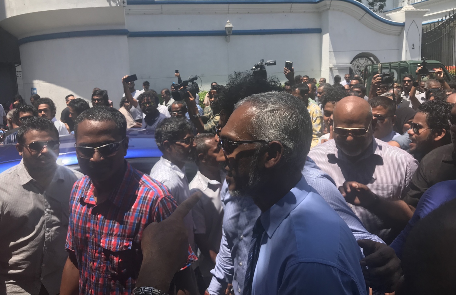 މިނިސްޓަރު މުއިއްޒު ކޯޓު ސަރަހައްދުގައި ހުންނަވަނިކޮށް ދިމާކޮށްލުން-- ފޮޓޯ: މިހާރު