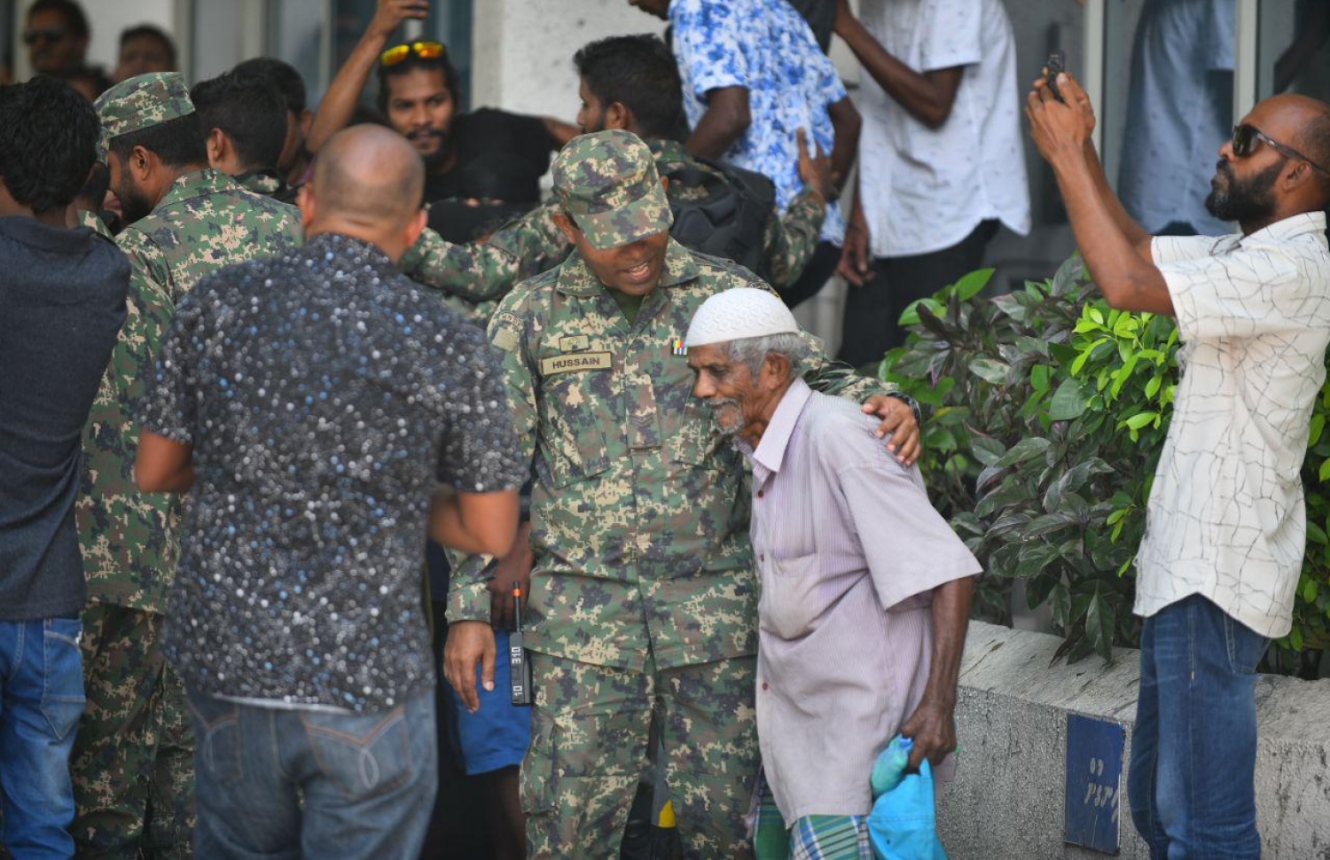 މާލެ: އޮކްޓޯބަރު 14، 2018: ސުޕްރީމް ކޯޓުގެ ހުޅަނގު ކަންމަތިން ކުރިމަތީގައި ހުންނަ ޔުނިވާސަލްގެ އިމާރާތުގެ ގޯޅިގަނޑަށް އެއްވެފައި ތިބި މީހުން ފަހަތަށް ޖެއްސުމަށް އެސްއޯ ފުލުހުންނާއި ސިފައިން ހަރަކާތްތެރިވަނީ.---ފޮޓޯ: އަހުމަދު ނިޝާތު/މިހާރު