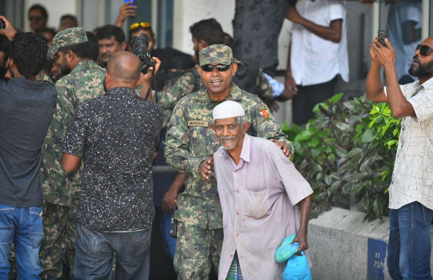 މާލެ: އޮކްޓޯބަރު 14، 2018: ސުޕްރީމް ކޯޓުގެ ހުޅަނގު ކަންމަތިން ކުރިމަތީގައި ހުންނަ ޔުނިވާސަލްގެ އިމާރާތުގެ ގޯޅިގަނޑަށް އެއްވެފައި ތިބި މީހުން ފަހަތަށް ޖެއްސުމަށް އެސްއޯ ފުލުހުންނާއި ސިފައިން ހަރަކާތްތެރިވަނީ.---ފޮޓޯ: އަހުމަދު ނިޝާތު/މިހާރު