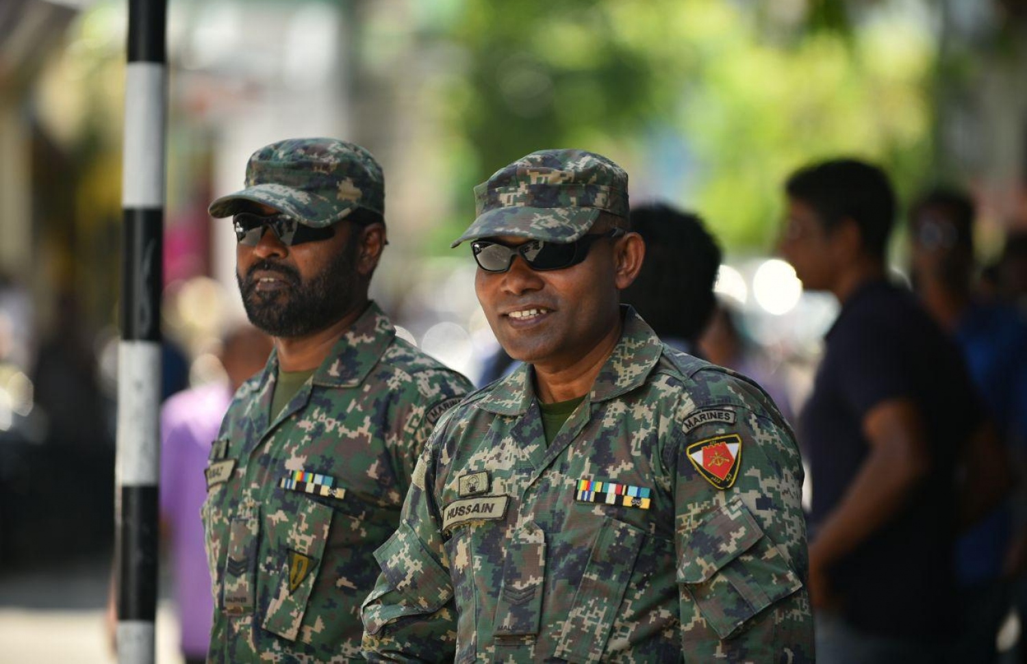 މާލެ: އޮކްޓޯބަރު 14، 2018: ސުޕްރީމް ކޯޓުގެ ހުޅަނގު ކަންމަތިން ކުރިމަތީގައި ހުންނަ ޔުނިވާސަލްގެ އިމާރާތުގެ ގޯޅިގަނޑަށް އެއްވެފައި ތިބި މީހުން ފަހަތަށް ޖެއްސުމަށް އެސްއޯ ފުލުހުންނާއި ސިފައިން ހަރަކާތްތެރިވަނީ.---ފޮޓޯ: އަހުމަދު ނިޝާތު/މިހާރު