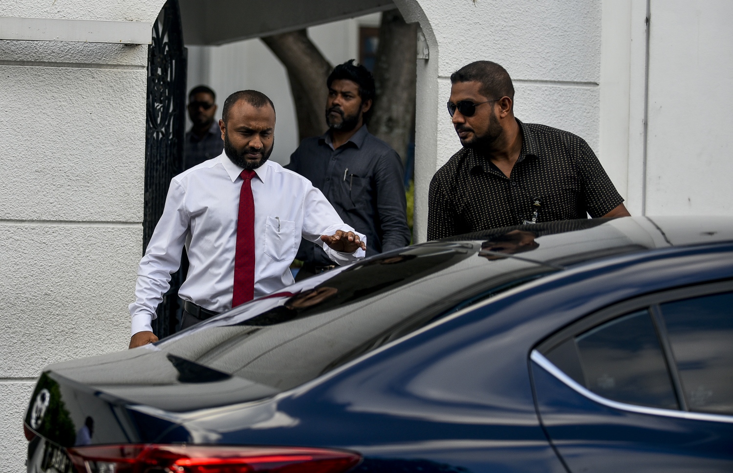 ސުޕްރީމް ކޯޓުގައި މިއަދު ބޭއްވި ޝަރީއަތުގެ އަޑުއެހުމަށް ފަހު، ރައީސް ޔާމީންގެ ރަނިން މޭޓު ޑރ. ޝަހީމް ވަޑައިގަންނަވަނީ.---ފޮޓޯ: އަހުމަދު ނިޝާތު/މިހާރު