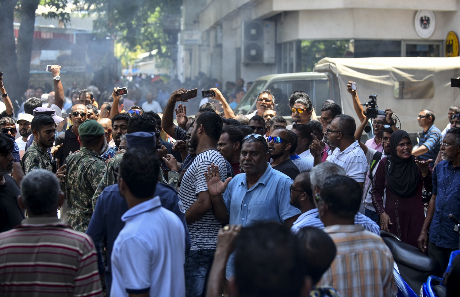 ރިޔާސީ އިންތިޚާބު ބާތިލް ކުރުމާ ގުޅޭ މައްސަލަ ސުޕްރީމް ކޯޓުގައި މިއަދު ފެށުމުގެ ކުރިން، އެ ސަރަހައްދަށް އެއްވި މީހުން ފޮނުވައިލުމަށް ސިފައިން ހަރަކާތްތެރިވަނީ.---ފޮޓޯ: އަހުމަދު ނިޝާތު/މިހާރު