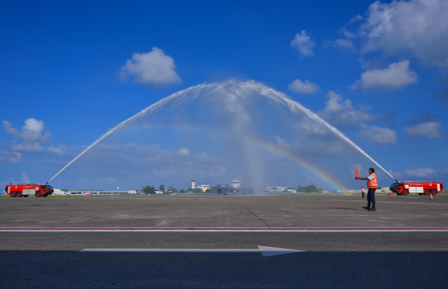 ވެލާނާ އިންޓަނޭޝަނަލް އެއާޕޯޓް: އޮކްޓޯބަރު 14، 2018: އިންޑިއާގެ މަގުބޫލު އެއާލައިނެއް ކަމަށްވާ ގޯއެއާގެ ދަތުރުތައް ރަސްމީކޮށް ރާއްޖެއަށް ފެށުމުގެ ގޮތުން މުމްބާއީން ވެލާނާ އިންޓަނޭޝަނަލް އެއާޕޯޓަށް ޖެއްސި ފުރަތަމަ ފްލައިޓަށް ވޯޓާ ސެލިއުޓެއް ދެނީ.---ފޮޓޯ: ހުސައިން ވަހީދު/މިހާރު
