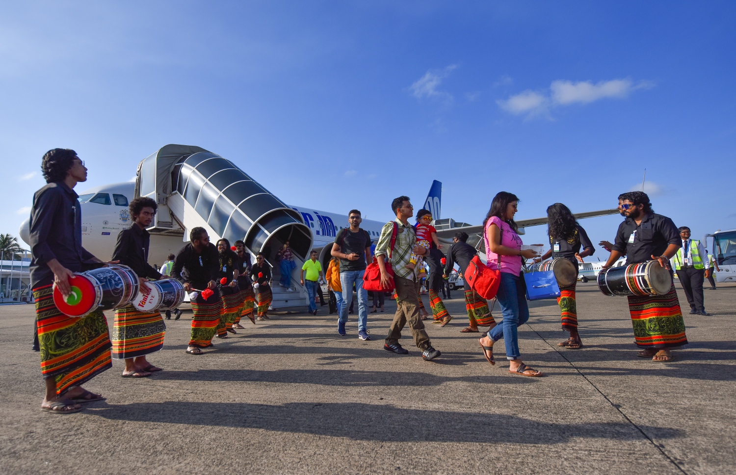 ވެލާނާ އިންޓަނޭޝަނަލް އެއާޕޯޓް: އޮކްޓޯބަރު 14، 2018: އިންޑިއާގެ މަގުބޫލު އެއާލައިނެއް ކަމަށްވާ ގޯއެއާގެ ދަތުރުތައް ރަސްމީކޮށް ރާއްޖެއަށް ފެށުމުގެ ގޮތުން ފުރަތަމަ ފްލައިޓް މުމްބާއީން ވެލާނާ އިންޓަނޭޝަނަލް އެއާޕޯޓަށް ޖެއްސުމަށްފަހު ދަތުރުގެ ބައިވެރިންނަށް ބޮޑުބެރު ހަރަކާތަކާއެކު މަރުހަބާކިޔަނީ.---ފޮޓޯ: ހުސައިން ވަހީދު/މިހާރު