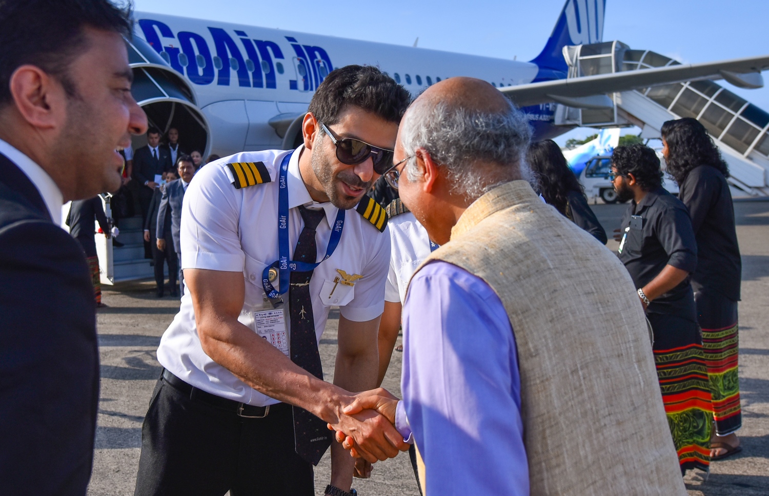 ވެލާނާ އިންޓަނޭޝަނަލް އެއާޕޯޓް: އޮކްޓޯބަރު 14، 2018: އިންޑިއާގެ މަގުބޫލު އެއާލައިނެއް ކަމަށްވާ ގޯއެއާގެ ދަތުރުތައް ރަސްމީކޮށް ރާއްޖެއަށް ފެށުމުގެ ގޮތުން ފުރަތަމަ ފްލައިޓް މުމްބާއީން ވެލާނާ އިންޓަނޭޝަނަލް އެއާޕޯޓަށް ޖެއްސުމަށްފަހު ބޯޓުގެ ޕައިލެޓު، އިންޑިއާއިން ރާއްޖެއަށް ކަނޑައަޅުއްވާފައިވާ ސަފީރު އަކިލޭޝް މިޝްރާއާ ސަލާމްކުރަނީ---ފޮޓޯ: ހުސައިން ވަހީދު/މިހާރު