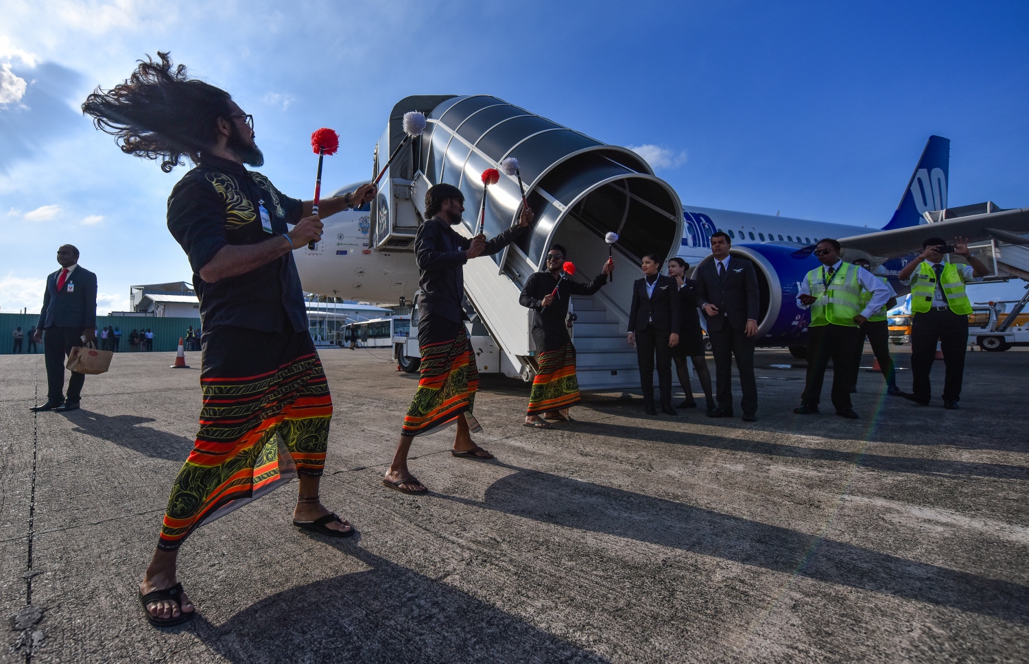 ވެލާނާ އިންޓަނޭޝަނަލް އެއާޕޯޓް: އޮކްޓޯބަރު 14، 2018: އިންޑިއާގެ މަގުބޫލު އެއާލައިނެއް ކަމަށްވާ ގޯއެއާގެ ދަތުރުތައް ރަސްމީކޮށް ރާއްޖެއަށް ފެށުމުގެ ގޮތުން ފުރަތަމަ ފްލައިޓް މުމްބާއީން ވެލާނާ އިންޓަނޭޝަނަލް އެއާޕޯޓަށް ޖެއްސުމަށްފަހު، ދަތުރުގެ ބައިވެރިންގެ އިސްތިގުބާލުގައި ބޮޑުބެރު ހަރަކާތެއް ކުރިއަށް ދަނީ.---ފޮޓޯ: ހުސައިން ވަހީދު/މިހާރު