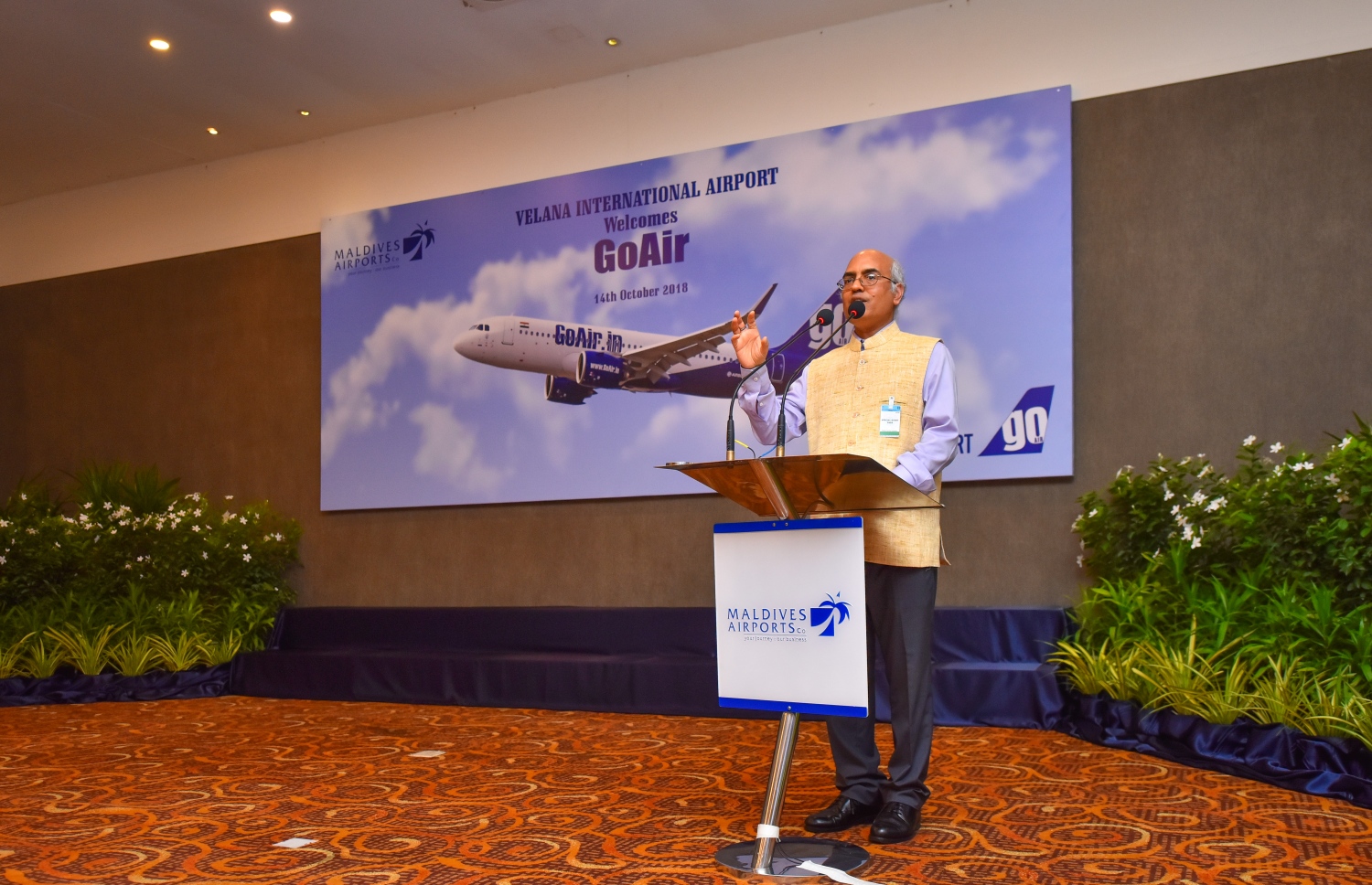 ވެލާނާ އިންޓަނޭޝަނަލް އެއާޕޯޓް: އޮކްޓޯބަރު 14، 2018- އިންޑިއާގެ މަގުބޫލު އެއާލައިނެއް ކަމަށްވާ ގޯއެއާގެ ދަތުރުތައް ރަސްމީކޮށް ރާއްޖެއަށް ފެށުމުގެ ގޮތުން ފުރަތަމަ ފްލައިޓް މުމްބާއީން ވެލާނާ އިންޓަނޭޝަނަލް އެއާޕޯޓަށް ޖެއްސުމަށް ފަހު ބޭއްވި ހަފްލާގައި، ރާއްޖޭގައި ހުންނަވާ އިންޑިއާ ސަފީރު އަކިލޭޝް ވާހަކަ ދައްކަވަނީ.---ފޮޓޯ: ހުސައިން ވަހީދު/މިހާރު