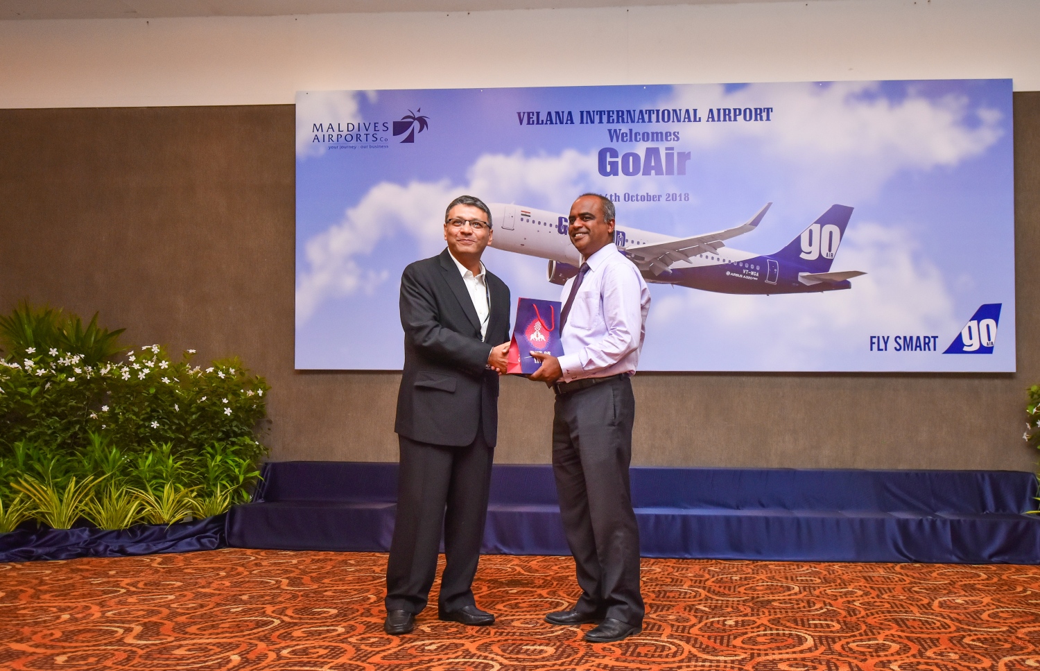 ވެލާނާ އިންޓަނޭޝަނަލް އެއާޕޯޓް: އޮކްޓޯބަރު 14، 2018- އިންޑިއާގެ މަގުބޫލު އެއާލައިނެއް ކަމަށްވާ ގޯއެއާގެ ދަތުރުތައް ރަސްމީކޮށް ރާއްޖެއަށް ފެށުމުގެ ގޮތުން ފުރަތަމަ ފްލައިޓް މުމްބާއީން ވެލާނާ އިންޓަނޭޝަނަލް އެއާޕޯޓަށް ޖެއްސުމަށް ފަހު ބޭއްވި ހަފްލާގެ ތެރެއިން.---ފޮޓޯ: ހުސައިން ވަހީދު/މިހާރު