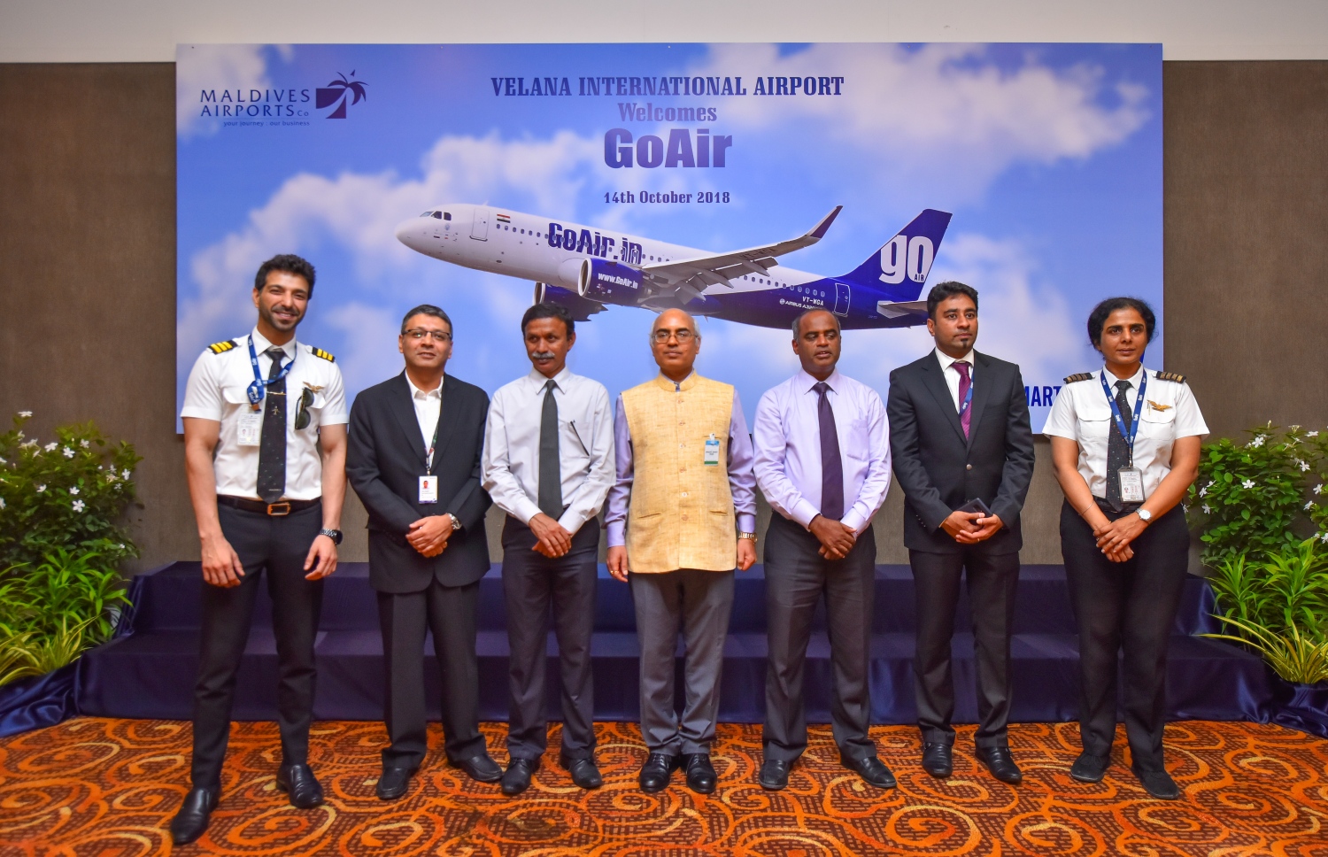 ވެލާނާ އިންޓަނޭޝަނަލް އެއާޕޯޓް: އޮކްޓޯބަރު 14، 2018- އިންޑިއާގެ މަގުބޫލު އެއާލައިނެއް ކަމަށްވާ ގޯއެއާގެ ދަތުރުތައް ރަސްމީކޮށް ރާއްޖެއަށް ފެށުމުގެ ގޮތުން ފުރަތަމަ ފްލައިޓް މުމްބާއީން ވެލާނާ އިންޓަނޭޝަނަލް އެއާޕޯޓަށް ޖެއްސުމަށް ފަހު ބޭއްވި ހަފްލާގެ ތެރެއިން، ރާއްޖޭގައި ހުންނަވާ އިންޑިއާގެ ސަފީރު އަކިލޭޝް (މ) އާއި އެމްއޭސީއެލްގެ އެމްޑީ އާދިލް (ކ-3) އާއި ރާއްޖޭގެ ސިވިލް އޭވިއޭޝަން އޮތޯރިޓީގެ ސީއީއޯ ހުސެއިން ޖަލީލް (ވ-3) އާއި ގޯއެއާގެ ދެ ޕައިލެޓުން ގުރޫޕް ފޮޓޯއެއް ނަންގަވަނީ.---ފޮޓޯ: ހުސައިން ވަހީދު/މިހާރު