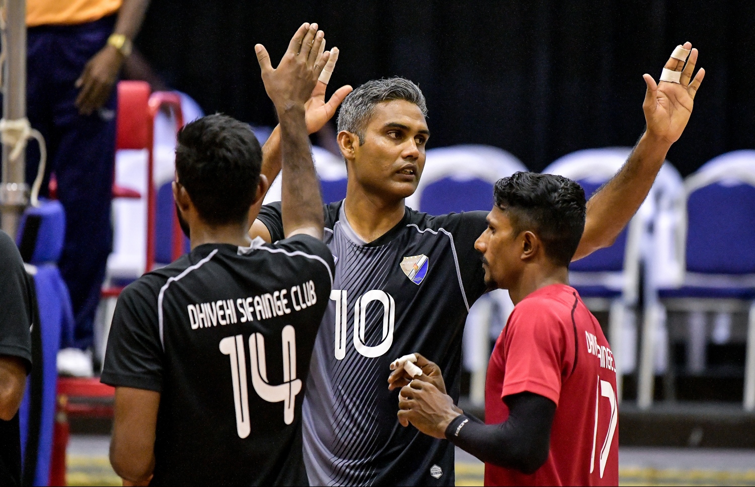 އެސޯސިއޭޝަން ކަޕްގައި ރޭ ކުޅުނު މެޗުން މޮޅުވުމުން ސިފައިންގެ ކްލަބް ކުޅުންތެރިން އުފާފާޅުކުރަނީ. -- ފޮޓޯ: ނިޝާން އަލީ/ މިހާރު