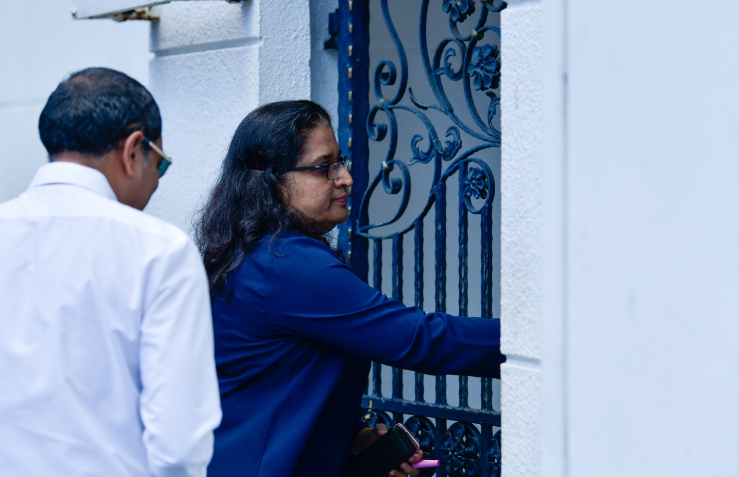 މާލެ: އޮކްޓޯބަރު 15، 2018- މިދިޔަ މަހުގެ 23 ގައި ބޭއްވި ރިޔާސީ އިންތިޚާބު ބާތިލް ކޮށްދިނުމަށް އެދިވަޑައިގެން، ޕީޕީއެމްގެ ކެންޑިޑޭޓު ރައީސް އަބްދުﷲ ޔާމީން ސުޕްރީމް ކޯޓަށް ހުށަހެޅުއްވި މައްސަލައިގެ ޝަރީއަތުގެ ދެވަނައަޑުއެހުން ފެށުމުގެ ކުރިން ރައީސް ޔާމީންގެ ގާނޫނީ ވަކީލުންގެ ޓީމުގައި ބައިވެރިވެވަޑައިގަންނަވާ، ލީގަލް އެފެއާޒް މިނިސްޓަރު އާޒިމާ ޝަކޫރު ސުޕްރީމް ކޯޓަށް ވަޑައިގަންނަވަނީ.---ފޮޓޯ: ހުސައިން ވަހީދު/މިހާރު