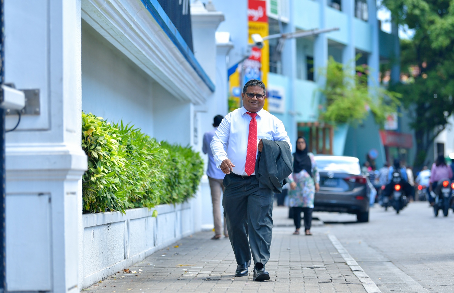 މާލެ: އޮކްޓޯބަރު 15، 2018- މިދިޔަ މަހުގެ 23 ގައި ބޭއްވި ރިޔާސީ އިންތިޚާބު ބާތިލް ކޮށްދިނުމަށް އެދިވަޑައިގެން، ޕީޕީއެމްގެ ކެންޑިޑޭޓު ރައީސް އަބްދުﷲ ޔާމީން ސުޕްރީމް ކޯޓަށް ހުށަހެޅުއްވި މައްސަލައިގެ ޝަރީއަތުގެ ދެވަނައަޑުއެހުން ފެށުމުގެ ކުރިން ޖުމްހޫރީ ޕާޓީގެ ފަރާުތުން އަޑުއެހުމުގައި ބައިވެރިވެވަޑައިގެންނެވި ޑރ. ހުސައިން ރަޝީދު ސުޕްރީމް ކޯޓަށް ވަޑައިގަންނަވަނީ.---ފޮޓޯ: ހުސައިން ވަހީދު/މިހާރު