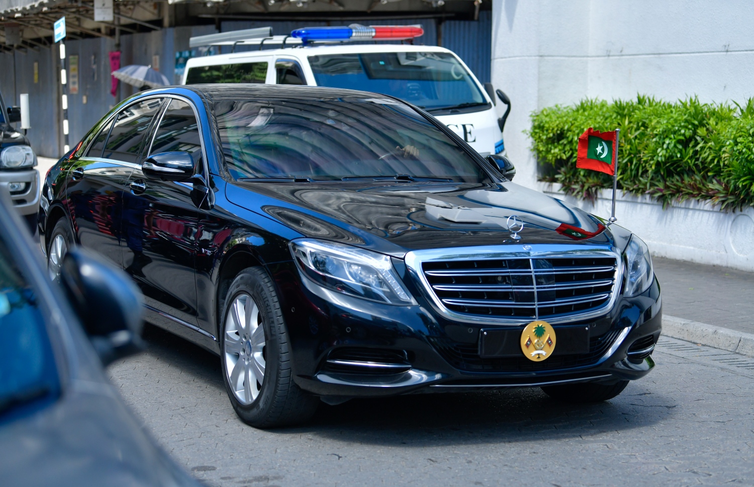 މާލެ: އޮކްޓޯބަރު 15، 2018- މިދިޔަ މަހުގެ 23 ގައި ބޭއްވި ރިޔާސީ އިންތިޚާބު ބާތިލް ކޮށްދިނުމަށް އެދިވަޑައިގެން، ޕީޕީއެމްގެ ކެންޑިޑޭޓު ރައީސް އަބްދުﷲ ޔާމީން ސުޕްރީމް ކޯޓަށް ހުށަހެޅުއްވި މައްސަލައިގެ ޝަރީއަތުގެ ދެވަނައަޑުއެހުން ފެށުމުގެ ވަގުތުކޮޅެއްކުރިން ރައީސް ޔާމީން ހިލާލީގެއިން ނިކުމެވަޑައިގެން ސުޕްރީމް ކޯޓު ކުރިމަތިން ކާރުކޮޅުގައި ވަޑައިގަންނަވަނީ.---ފޮޓޯ: ހުސައިން ވަހީދު/މިހާރު