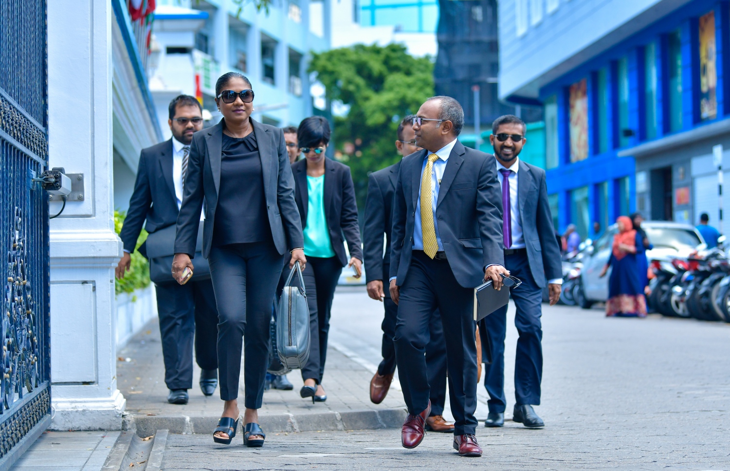 މާލެ: އޮކްޓޯބަރު 15، 2018- މިދިޔަ މަހުގެ 23 ގައި ބޭއްވި ރިޔާސީ އިންތިޚާބު ބާތިލް ކޮށްދިނުމަށް އެދިވަޑައިގެން، ޕީޕީއެމްގެ ކެންޑިޑޭޓު ރައީސް އަބްދުﷲ ޔާމީން ސުޕްރީމް ކޯޓަށް ހުށަހެޅުއްވި މައްސަލައިގެ ޝަރީއަތުގެ ދެވަނައަޑުއެހުން ފެށުމުގެ ކުރިން އެމްޑީޕީގެ ފަރާުތުން އަޑުއެހުމުގައި ބައިވެރިވެވަޑައިގެންނެވި ގާނޫނީ ވަކީލުންގެ ޓީމް ސުޕްރީމް ކޯޓަށް ވަޑައިގަންނަވަނީ.---ފޮޓޯ: ހުސައިން ވަހީދު/މިހާރު