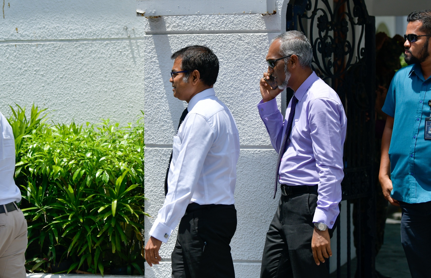 މާލެ: އޮކްޓޯބަރު 15، 2018- މިދިޔަ މަހުގެ 23 ގައި ބޭއްވި ރިޔާސީ އިންތިޚާބު ބާތިލް ކޮށްދިނުމަށް އެދިވަޑައިގެން، ޕީޕީއެމްގެ ކެންޑިޑޭޓު ރައީސް އަބްދުﷲ ޔާމީން ސުޕްރީމް ކޯޓަށް ހުށަހެޅުއްވި މައްސަލައިގެ ޝަރީއަތުގެ ދެވަނައަޑުއެހުން މެންދުރު މެދުކަނޑާލުމުން އަޑުއެހުމުގައި ބައިވެރިވެވަޑައިގެންނެވި އެންވާރޮމަންޓް މިނިސްޓަރު ތޯރިގާއި ހައުސިން މިނިސްޓަރު މުއިއްޒު ކޯޓުން ނިކުމެވަޑައިގަންނަވަނީ.---ފޮޓޯ: ހުސައިން ވަހީދު/މިހާރު